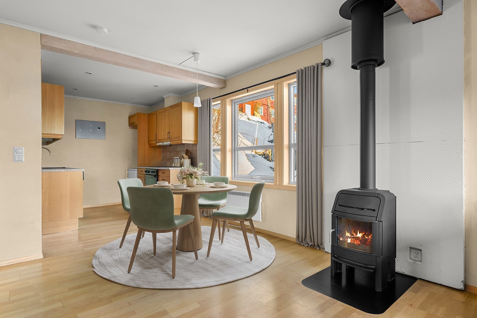 Stue og kjøkken ligger i åpen løsning på hele 37,5 m². Her fremstilt med digital møblering. Galleribilde