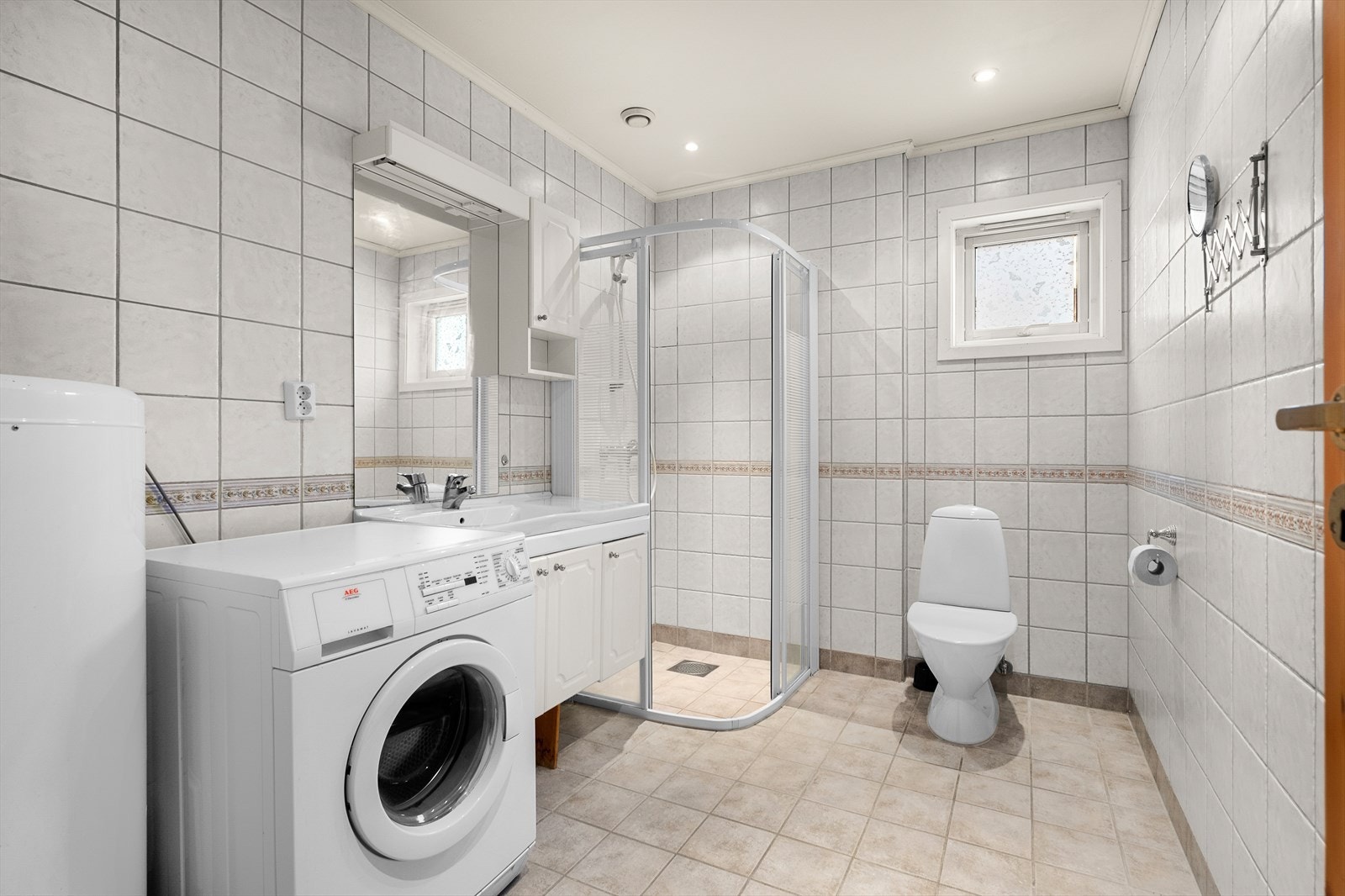 Badet er innredet med fliser på gulv og vegger, og malte flater i himling. Takstmann har ved hulltaking ikke avdekket fukt og tilliggende konstruksjoner våtrom er dermed vurdert til TG1. Galleribilde