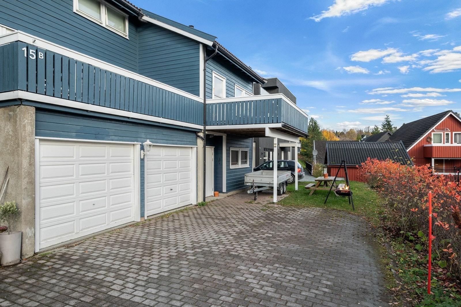 Med boligen følger det en egen garasje. Porten til venstre tilhører naboen. Galleribilde