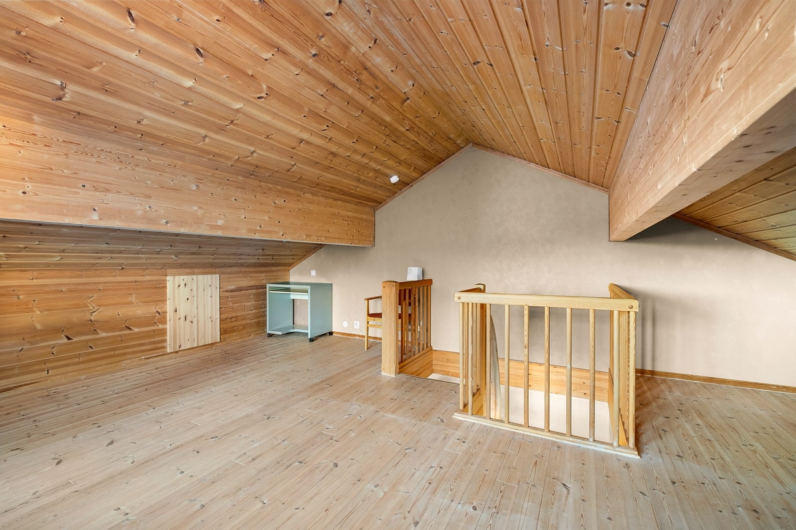 Det finnes også praktiske lagringsmuligheter i knevegger på loftet. Galleribilde