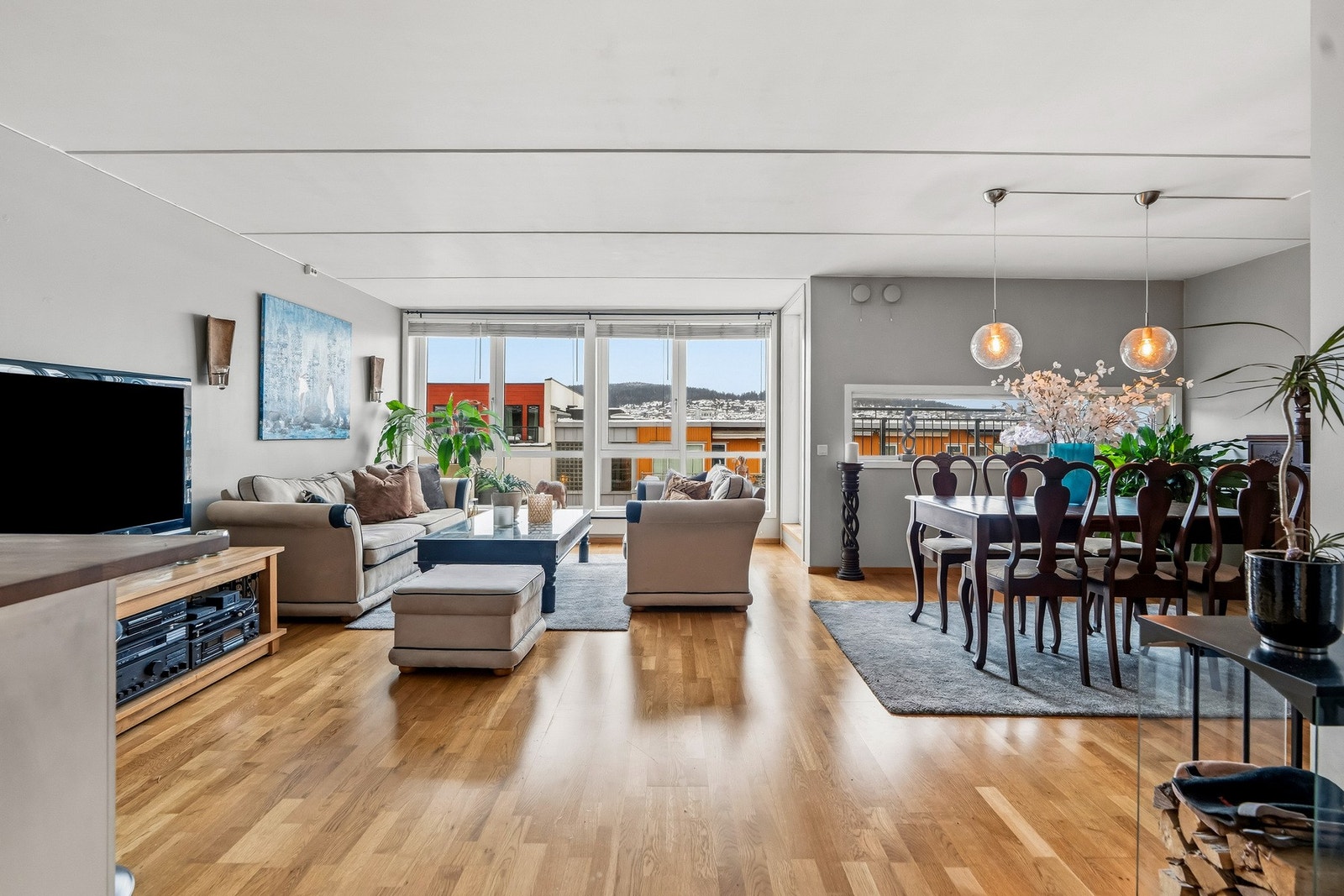 Stuen er lys og romslig, og ligger i en åpen løsning med kjøkkenet som gir en luftig og sosial romfølelse. Galleribilde