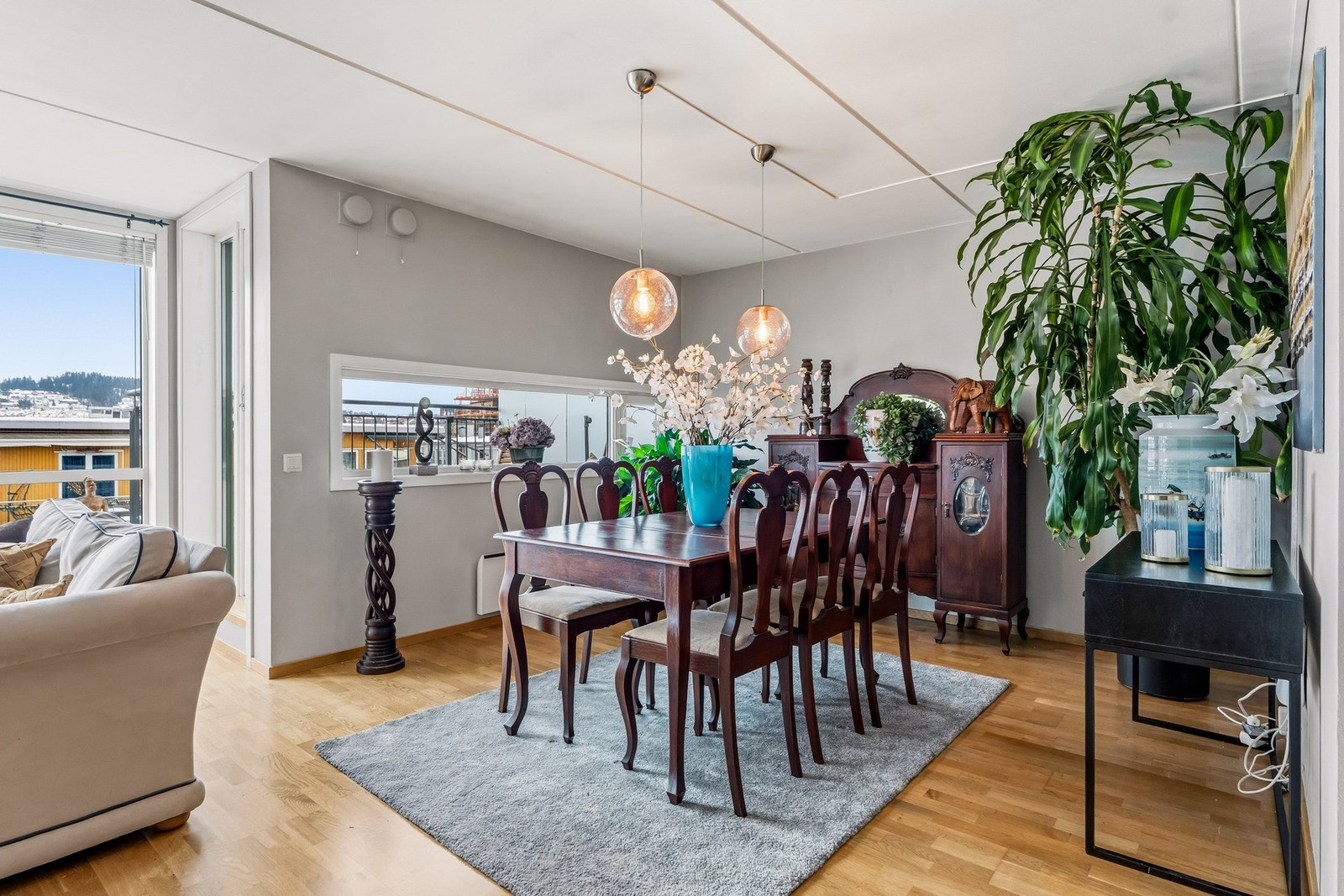 Det er god møbleringsfrihet og gode muligheter for å innrede rommet i ulike soner for både spiseplass og sofagruppe. Galleribilde