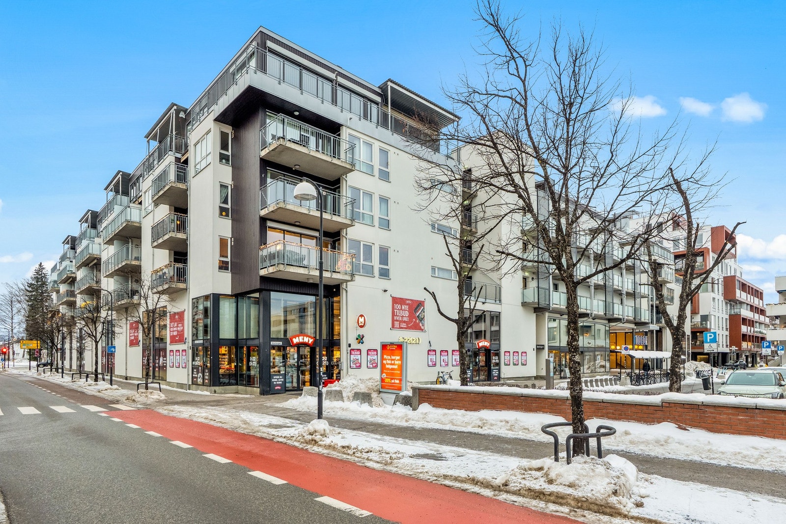 Dagligvarehandelen kan blant annet gjøres på Meny som ligger i samme bygget, søndagsåpen Bunnpris i nabolaget, Rema 1000 eller Kiwi. Ønsker du ytterligere servicetilbud ligger Lillestrøm Torv kjøpesenter og handlegatene i sentrum like i nærheten. Galleribilde