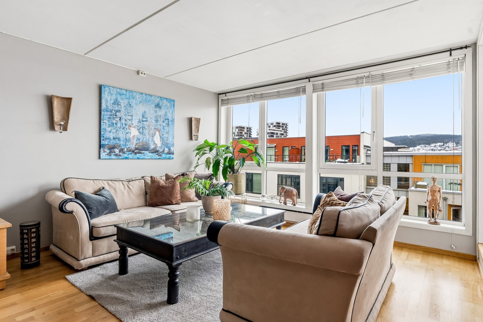 Store vinduer slipper inn rikelig med naturlig lys. Galleribilde