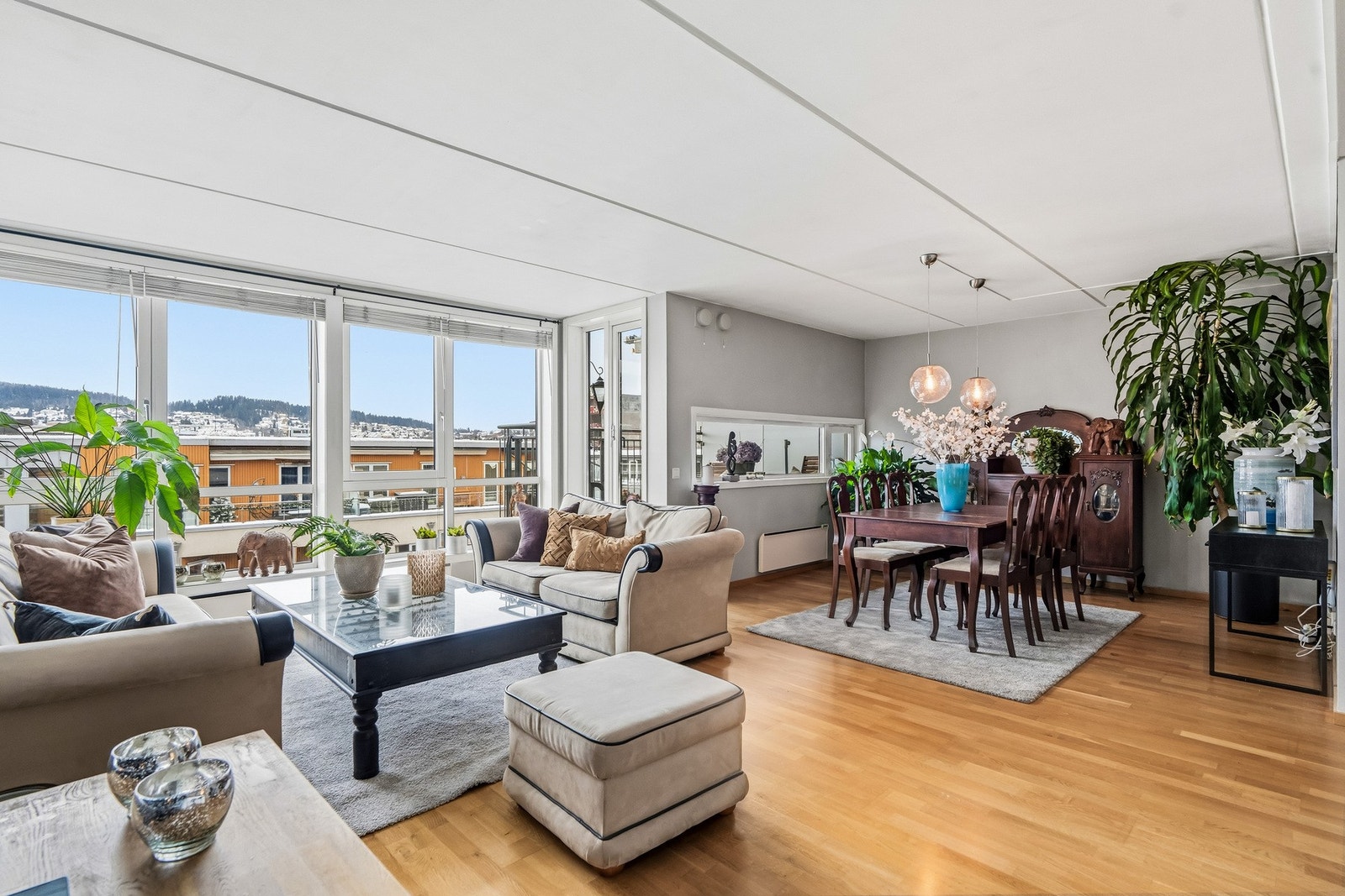 Velkommen til Storgata 33 - En flott og innbydende 3-roms leilighet midt i Lillestrøm sentrum, med kort vei til alt av fasiliteter som butikker, restauranter, kafeer, kollektivtransport og kulturtilbud. Galleribilde