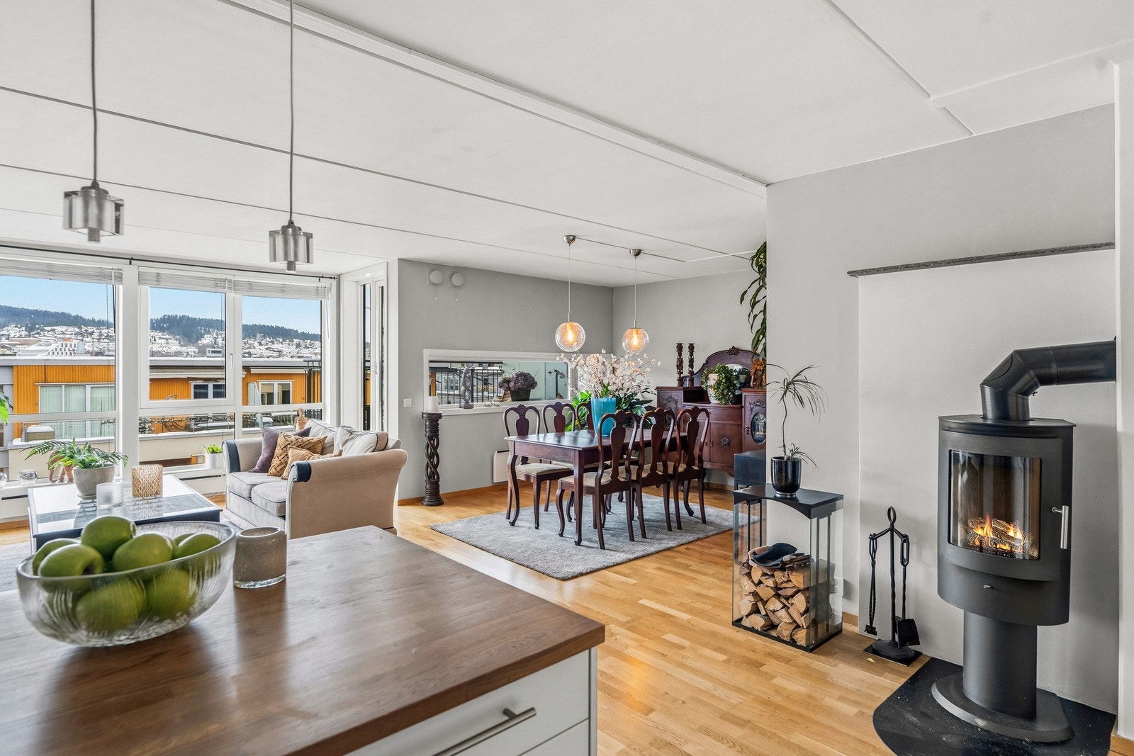 Stuen har også peis som gir ekstra kos og varme på kalde kvelder. Galleribilde