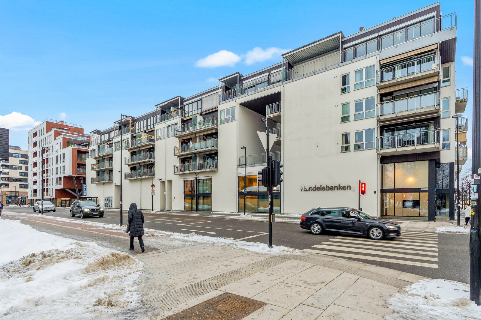 Det er ca. 15 min gange til Åråsen stadion, og litt bortenfor finner du koselige Sørum gård, Skedsmohallen og Lillestrøm golfklubb. Nebbursvollen Friluftsbad ligger ved Nitelva og er byens populære badested med basseng, vannsklier, grøntområder og kiosk m Galleribilde