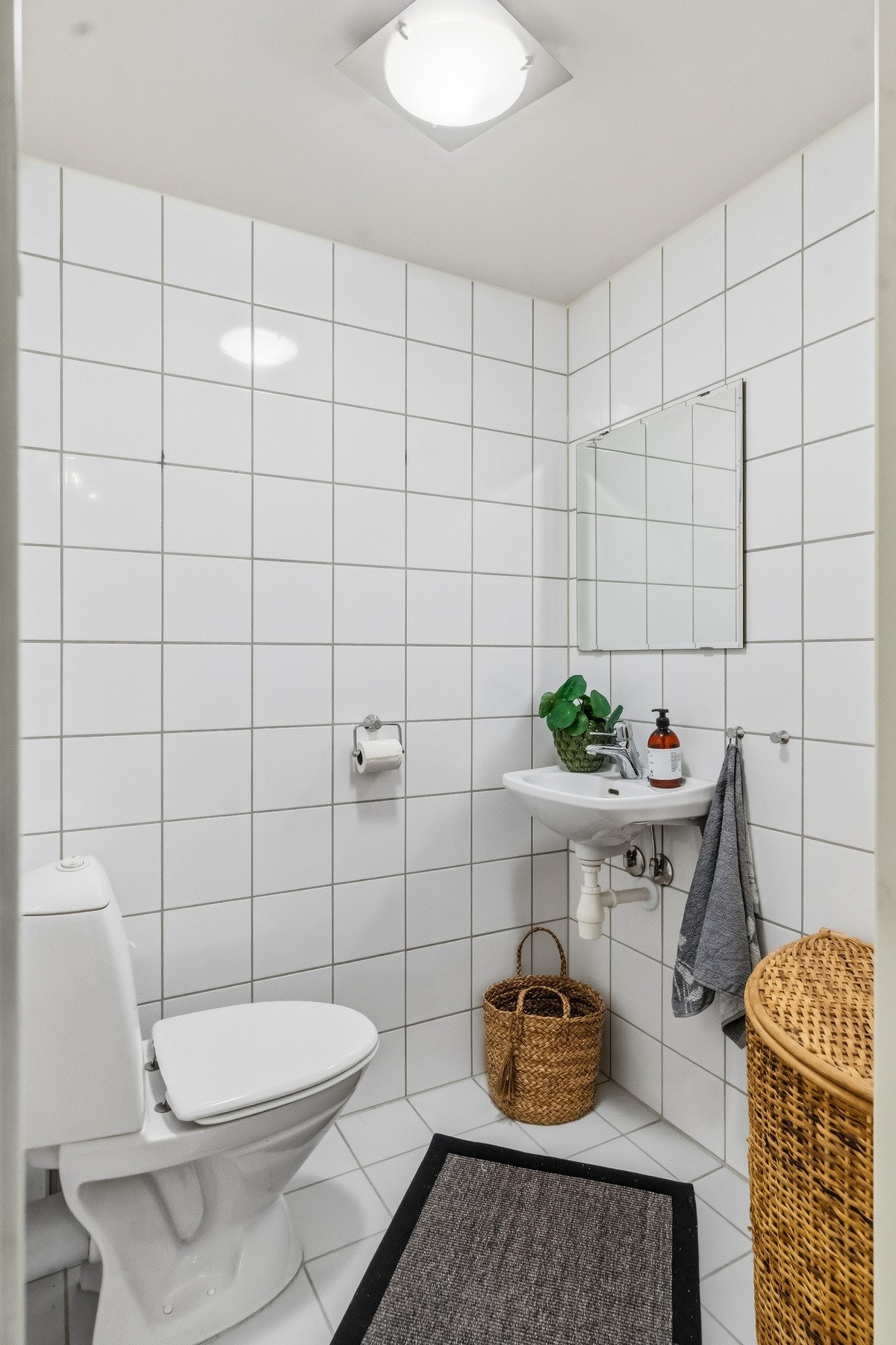 Boligen har et praktisk, separat toalettrom. Toalettrommet er utformet i samme stil som badet, med hvite fliser på gulv og vegger samt varmekabler i gulvet. Rommet er utstyrt med servant og gulvstående klosett. Galleribilde