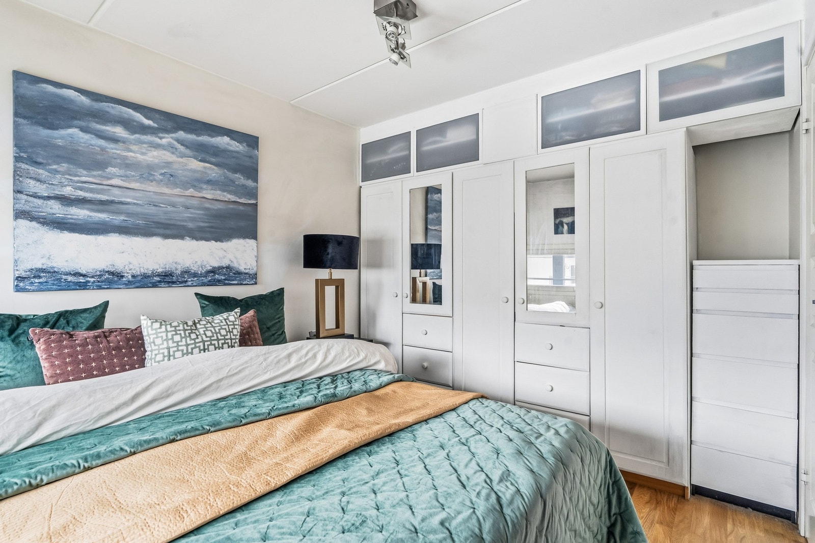 Begge rommene har god plass til dobbeltseng og garderobeløsninger, og gir rom for en funksjonell og komfortabel innredning. Galleribilde