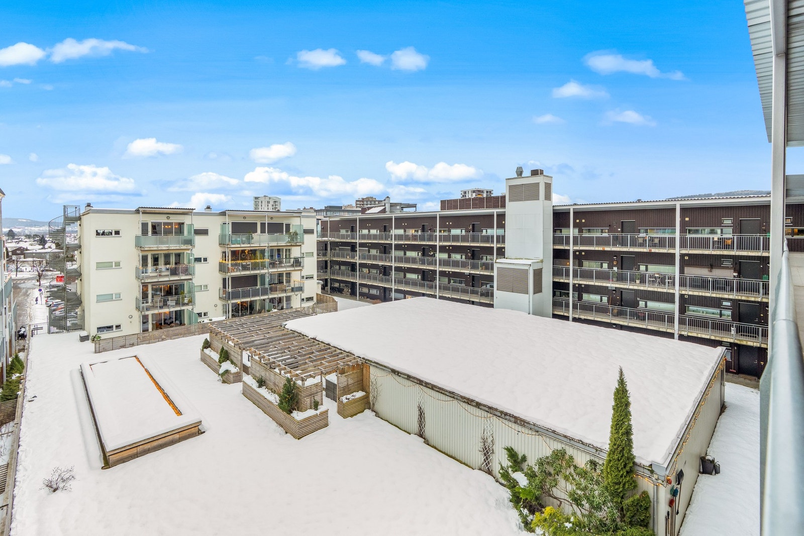 I tillegg er det kort gange til skoler for alle aldre, til nærmeste barnehage, og til idylliske parker og grøntarealer. Galleribilde