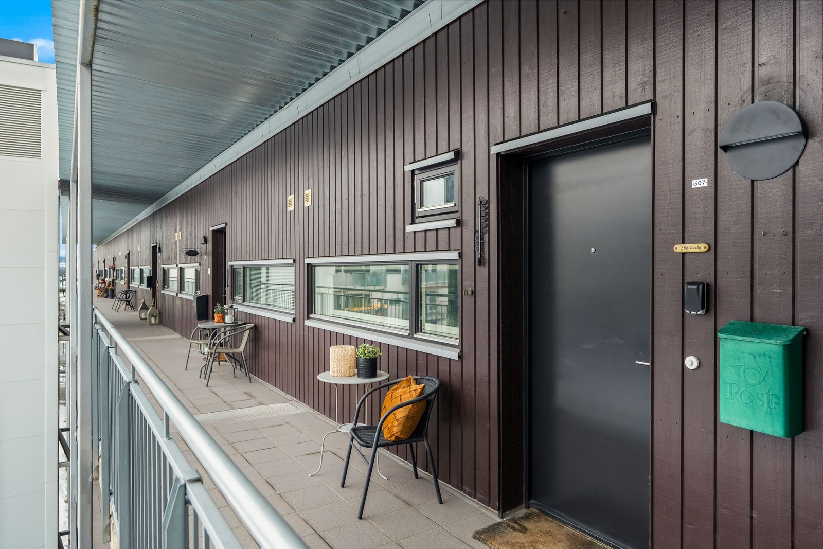 Leiligheten ligger i et urbant og moderne boligområde, midt i smørøyet i Lillestrøm sentrum. Nærmeste bussholdeplass er rett utenfor døren , det er 3-4 min gange til Lillestrøm torv og ca. 10 min gange til jernbanestasjonen. Galleribilde