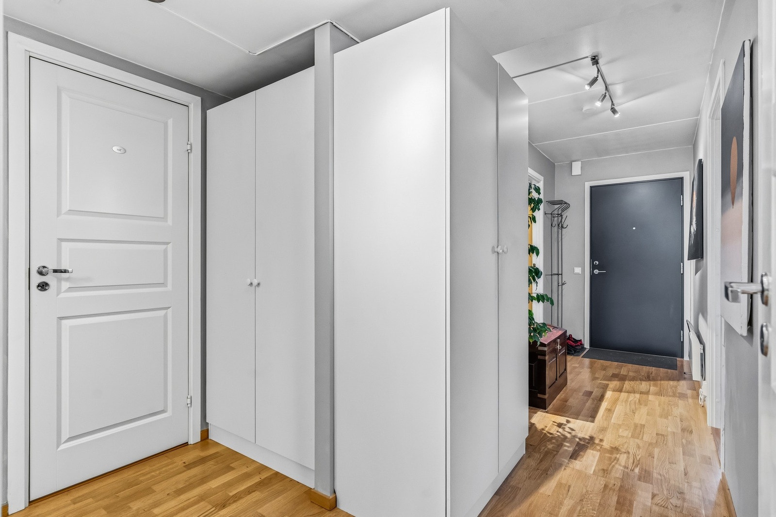 Entréen er romslig og funksjonell, med god plass til garderobeløsninger. Galleribilde