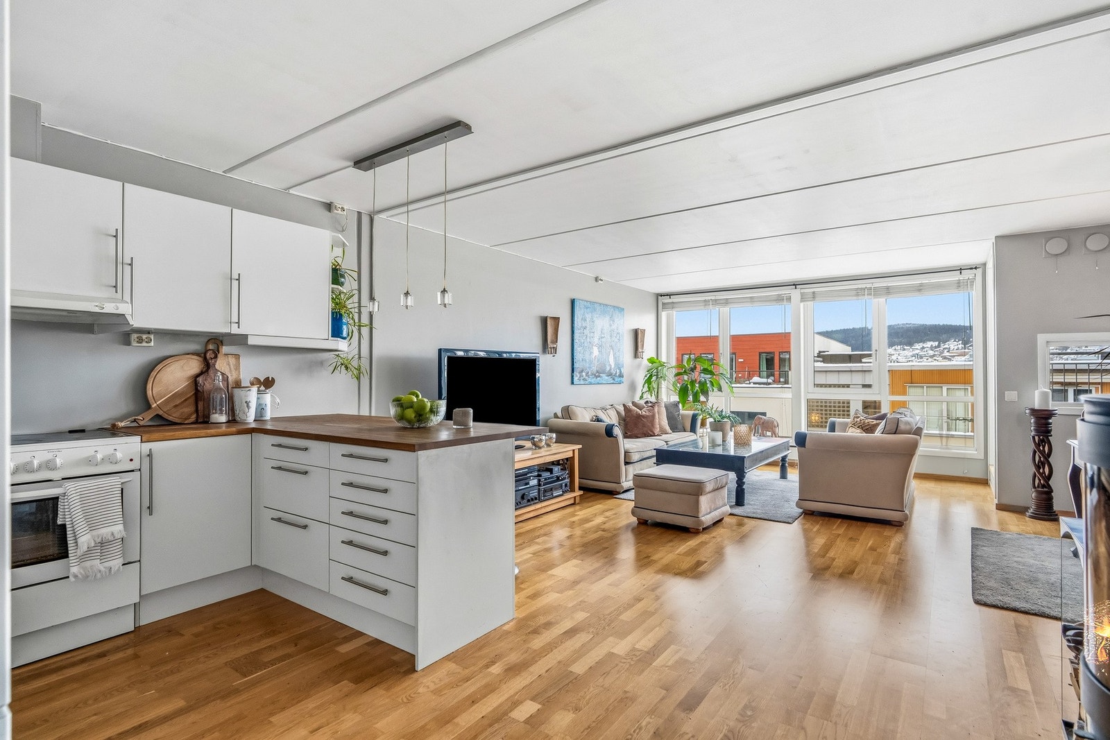 Leiligheten har en praktisk og gjennomtenkt planløsning, med en stor og lys stue som ligger i åpen løsning med kjøkkenet, 2 romslige soverom, stort flislagt bad med varmekabler og et separat toalettrom med varmekabler, samt en balkong på ca. 7 kvm. Galleribilde