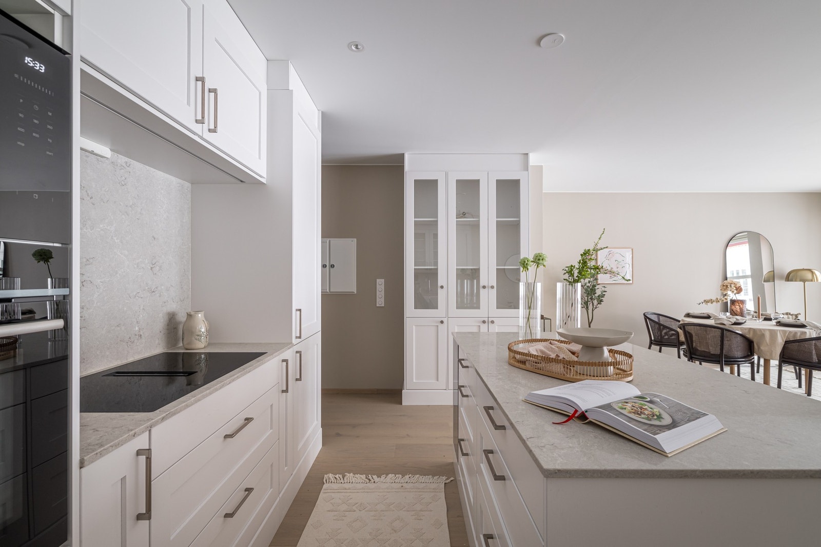 Eksklusivt og spesiallaget kjøkken fra Huseby, med fokus på detaljer og helhet. Galleribilde