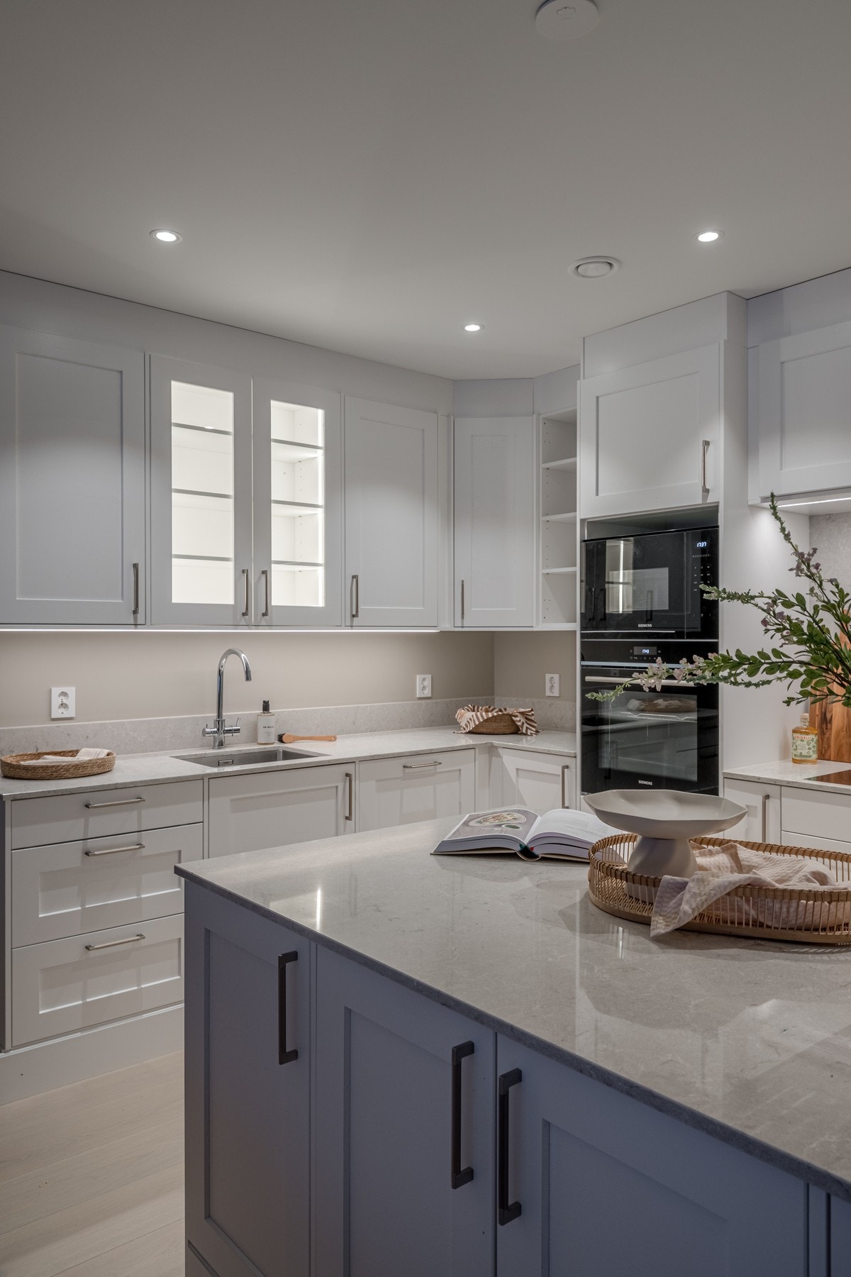 Her er det lagt vekt på både funksjonalitet og estetikk, med god skap- og benkeplass. Galleribilde