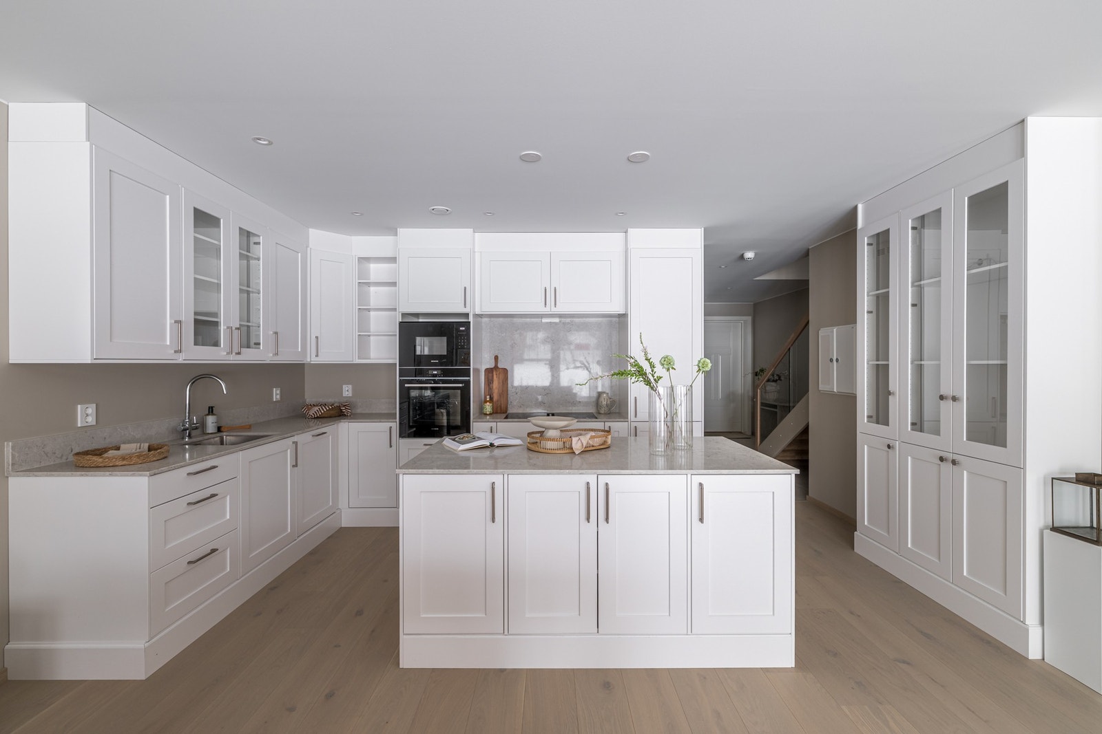 Platetoppen for induksjon fra Siemens med ventilator innebygget i senter - en stilfull og eksklusiv detalj som blir et smykke på kjøkkenet. Galleribilde