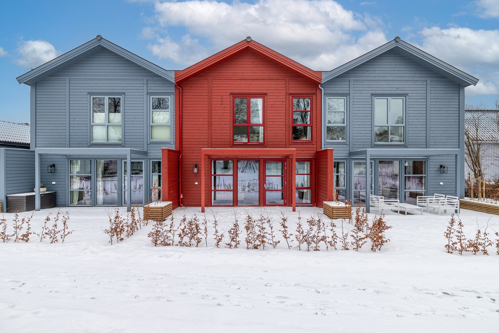 Velkommen til et luftig og lyst townhouse med gjennomgående høy standard og et klassisk, tidløst uttrykk. Galleribilde