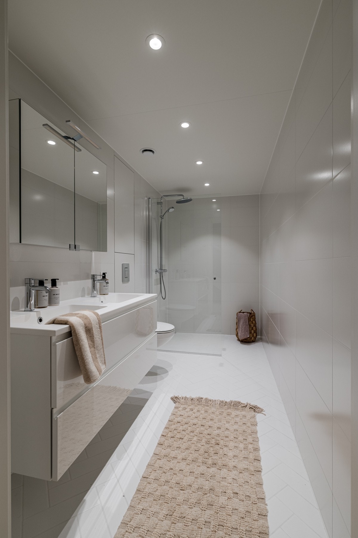 Boligen har to delikate bad med italienske fliser lagt i fiskebensmønster, som gir et elegant og tidløst preg. Galleribilde