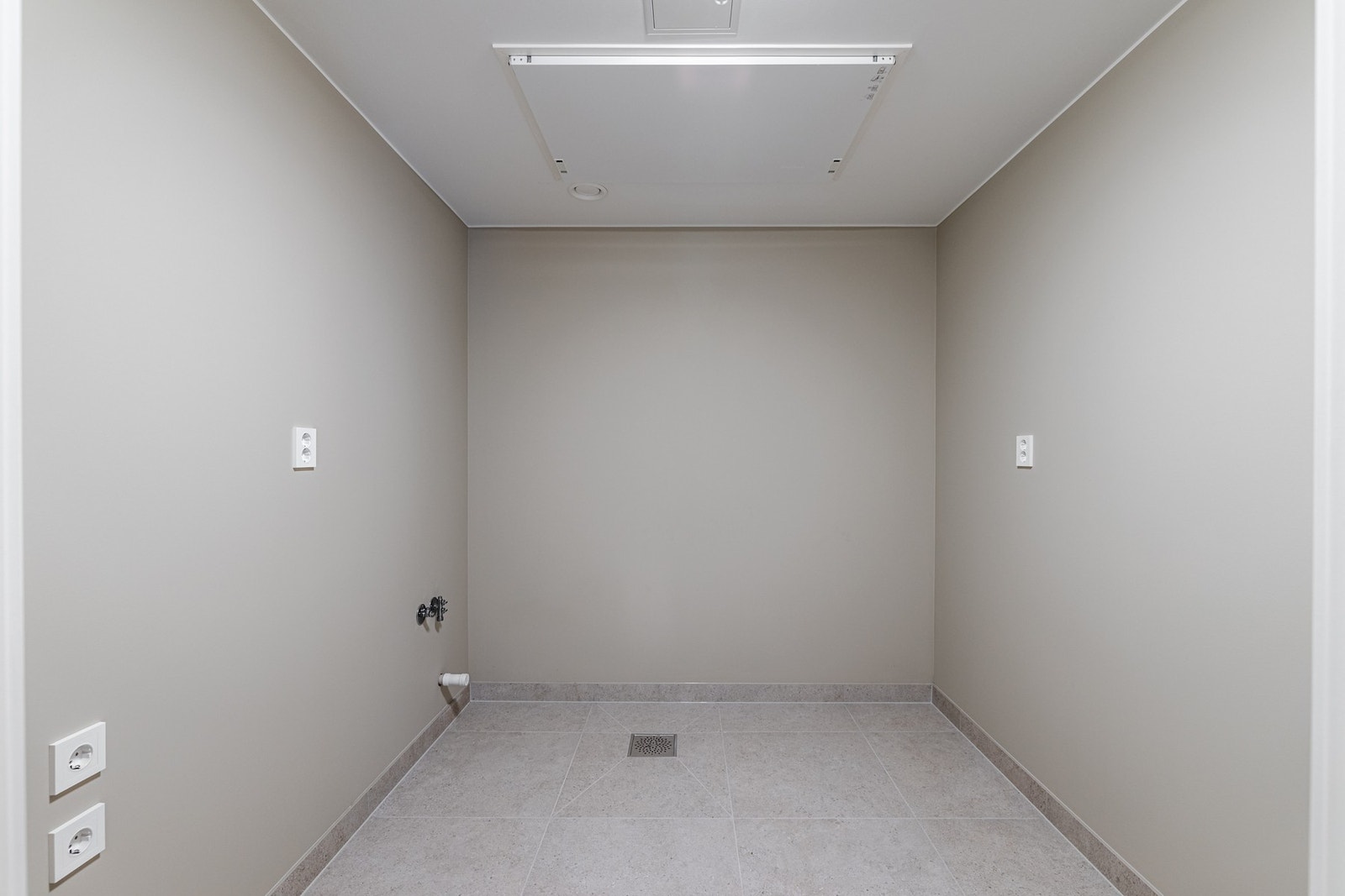 Praktisk vaskerom som gir god funksjonalitet i hverdagen, med plass til vaskemaskin/tørketrommel og oppbevaring etter behov. Galleribilde