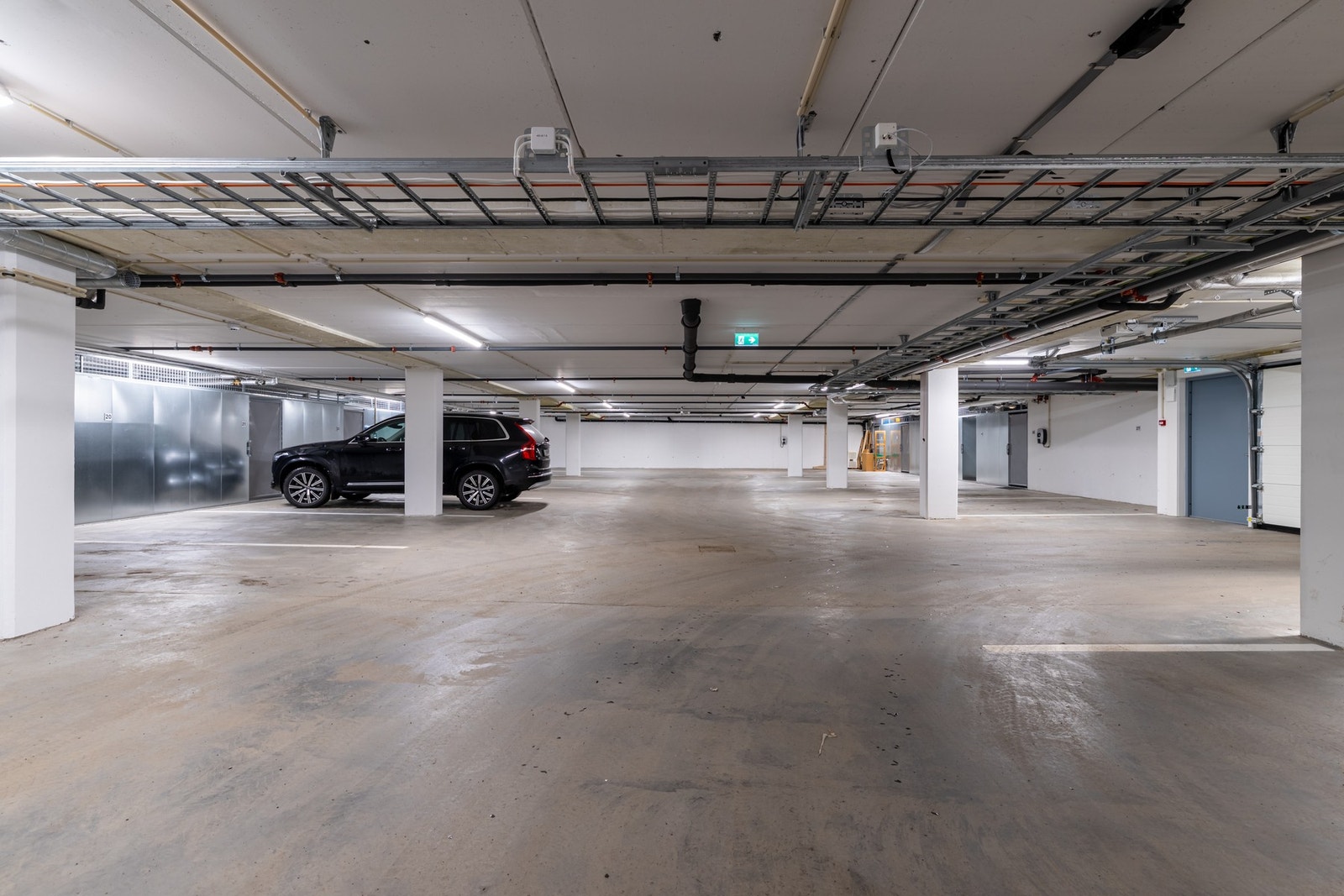 Boligen disponerer to innendørs garasjeplasser samt sportsbod. Galleribilde