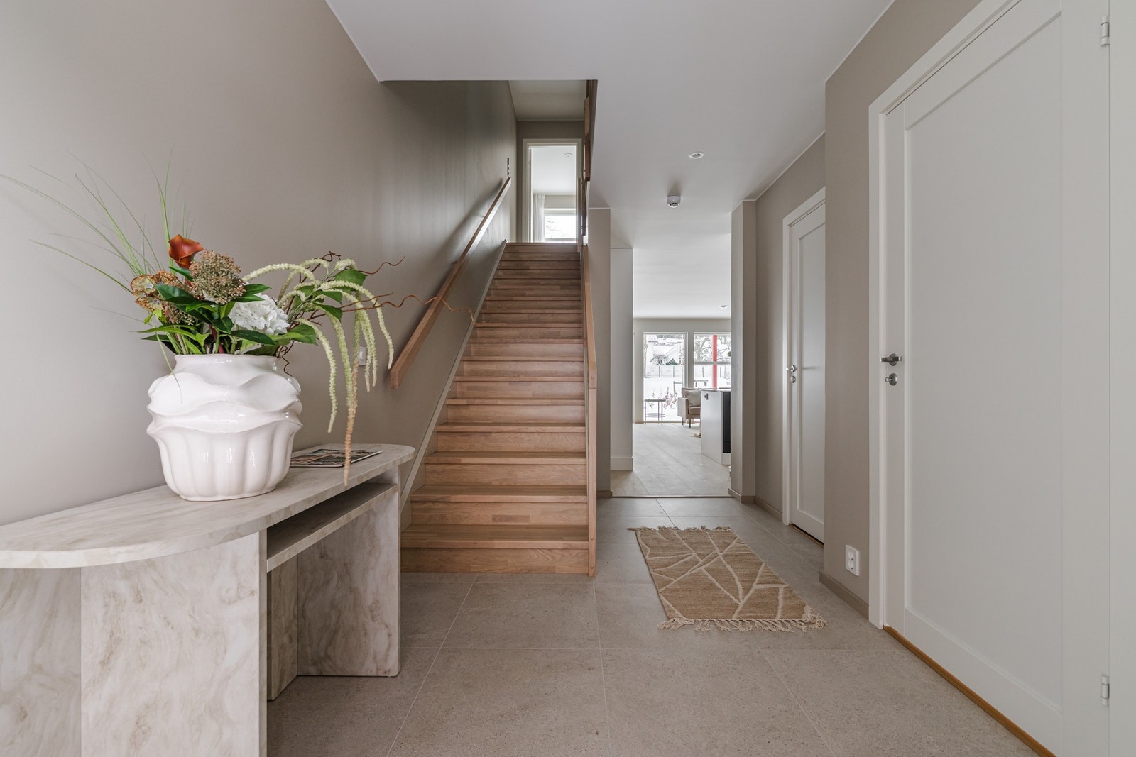 Spesiallaget trapp fra LHM, utformet med fokus på kvalitet og detaljer som understreker boligens klassiske arkitektur og helhetlige uttrykk. Galleribilde