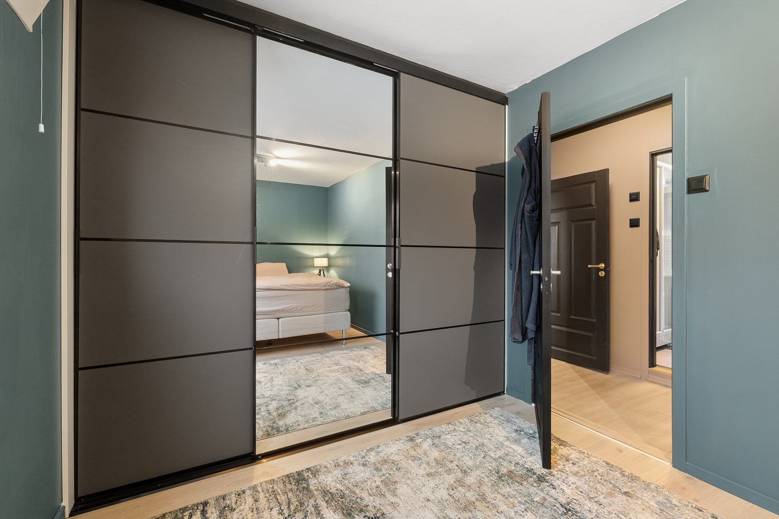 Rommet er innredet med en stor skyvedørsgarderobe med god plass til lagring og oppbevaring. Galleribilde