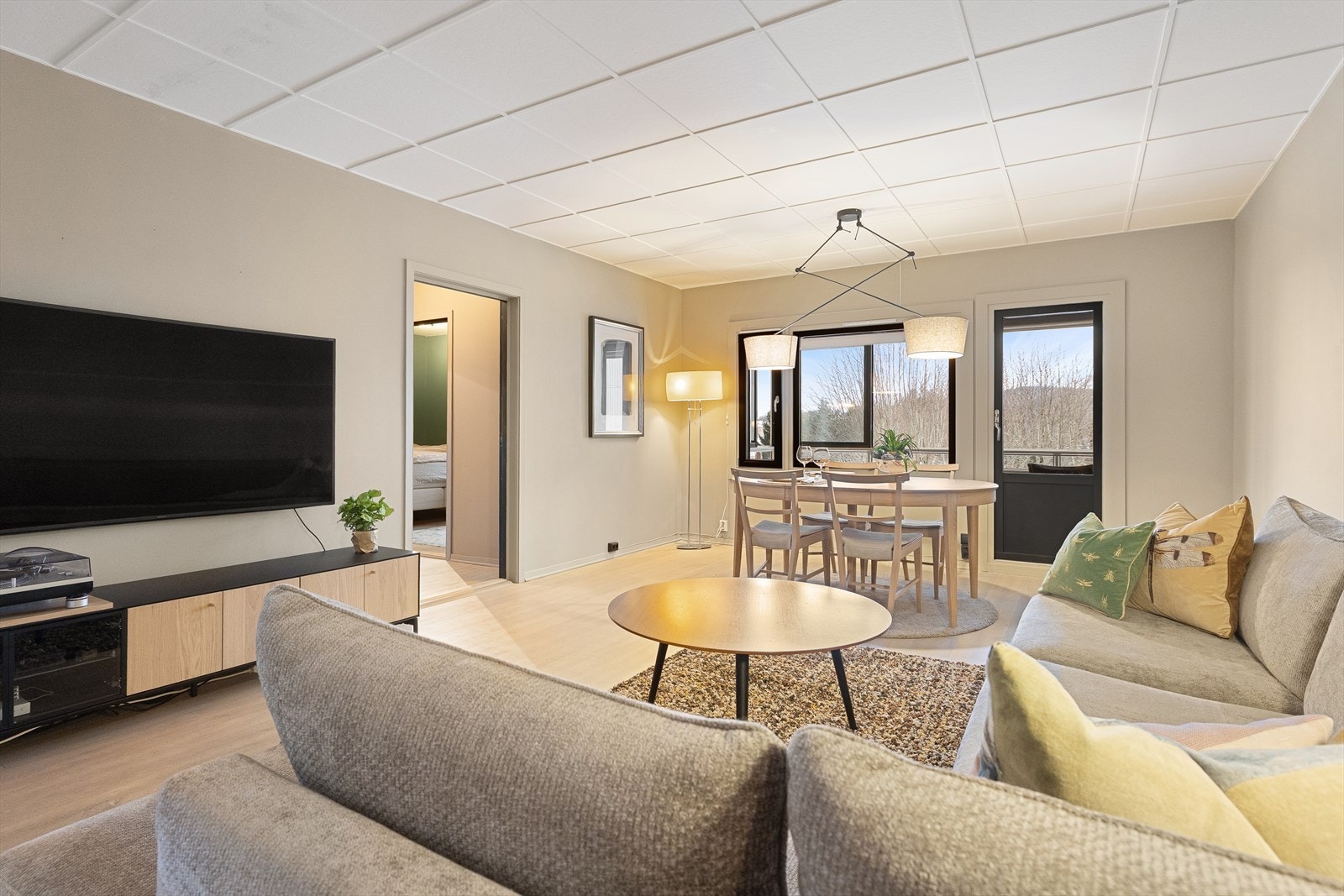 Leiligheten har en meget god intern beliggenhet i bygget med lysinnslipp fra to himmelretninger. Galleribilde