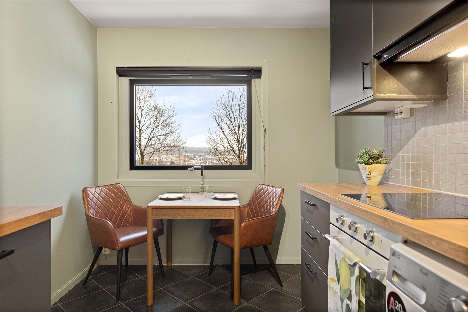 Her er det også plass til et frokostbord med flott utsikt. Galleribilde