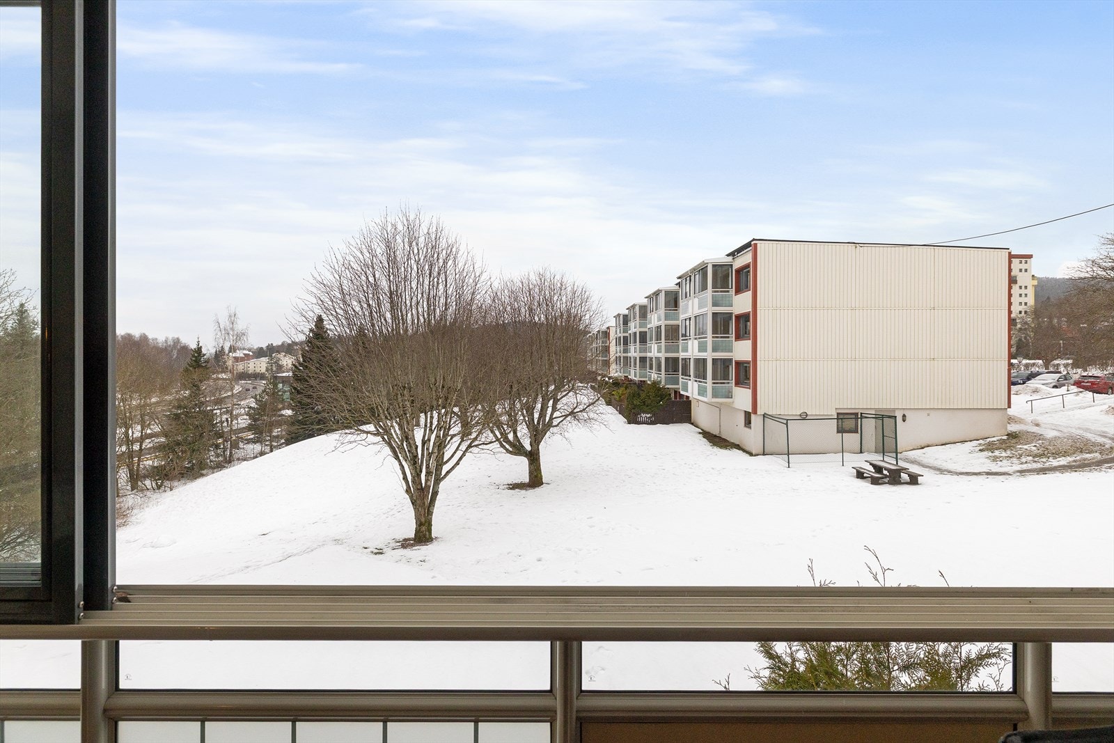 Flott utsikt over grønne og frodige fellesområder. Galleribilde