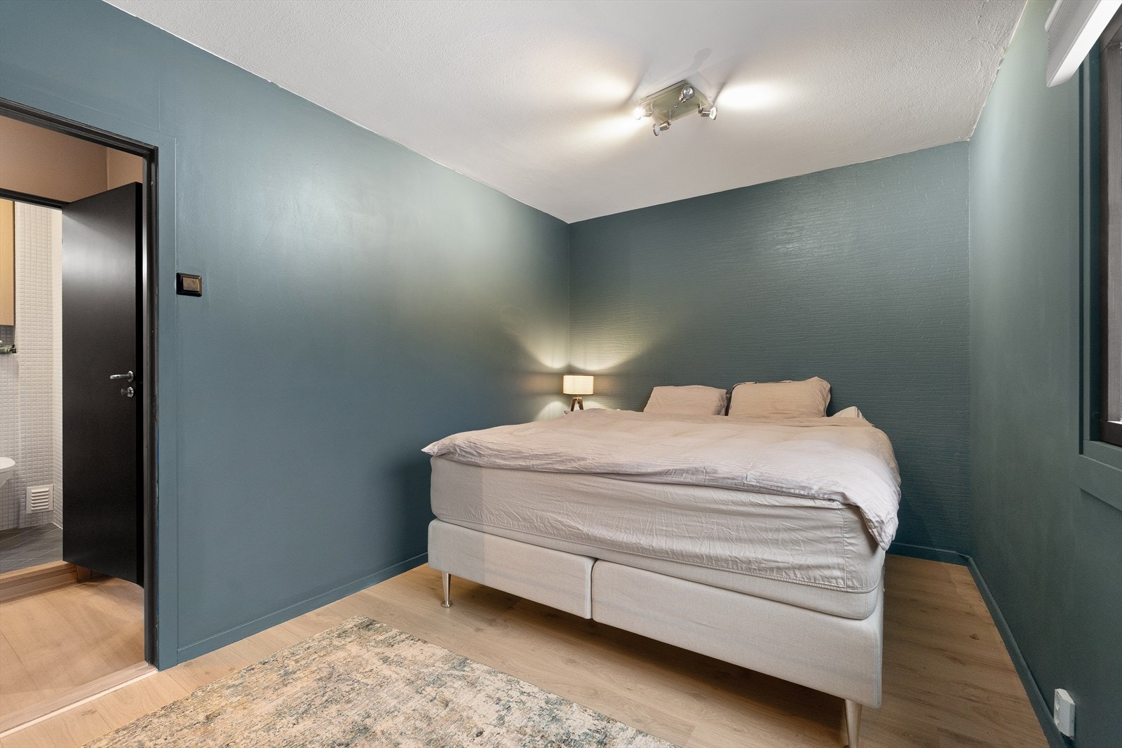 Rommet er malt i en dypere blåfarge som gir et lunt og behagelig uttrykk. Galleribilde