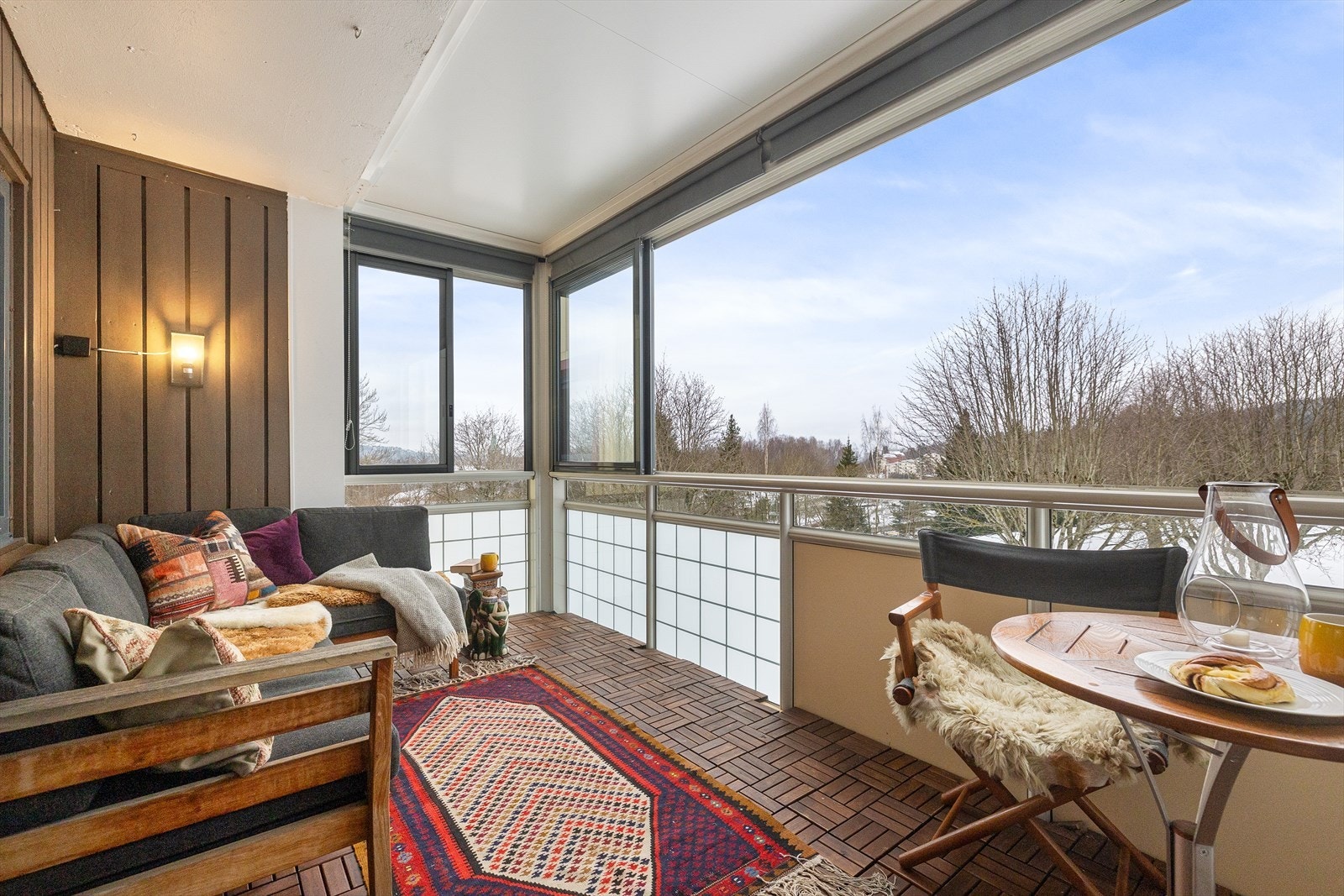 Balkongen har en fin vestvendt beliggenhet med gode solforhold og flott utsikt over frodige fellesområder. Galleribilde