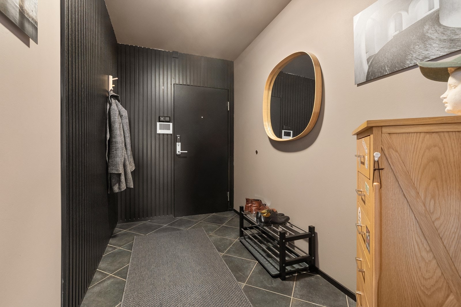 Leiligheten har en romslig entré med god plass til å henge fra seg yttertøy og sette fra seg sko. Galleribilde