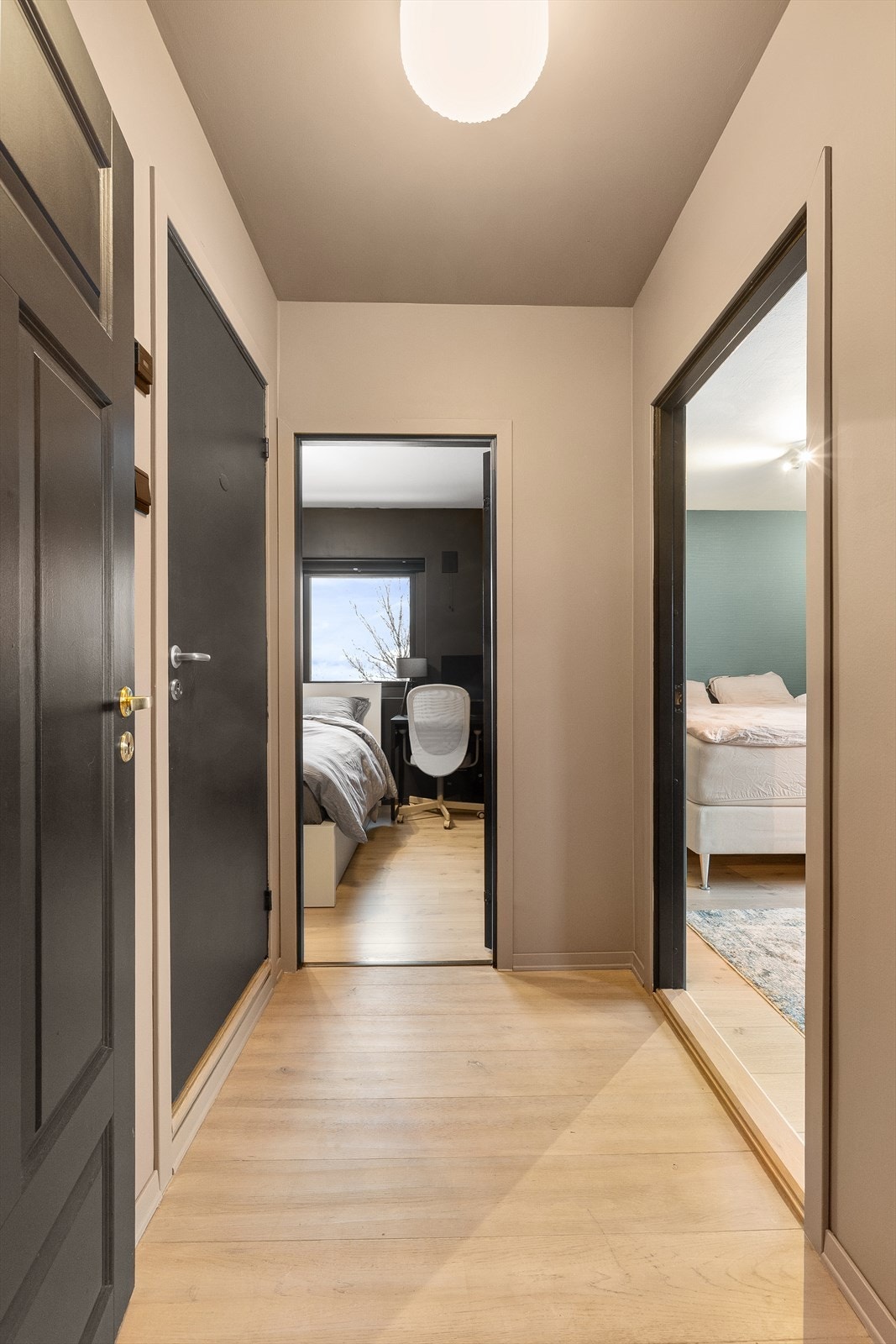 Fra stuen tar du deg inn til en gang som fungerer som et knutepunkt mellom boligens 2 soverom og baderommet. Galleribilde