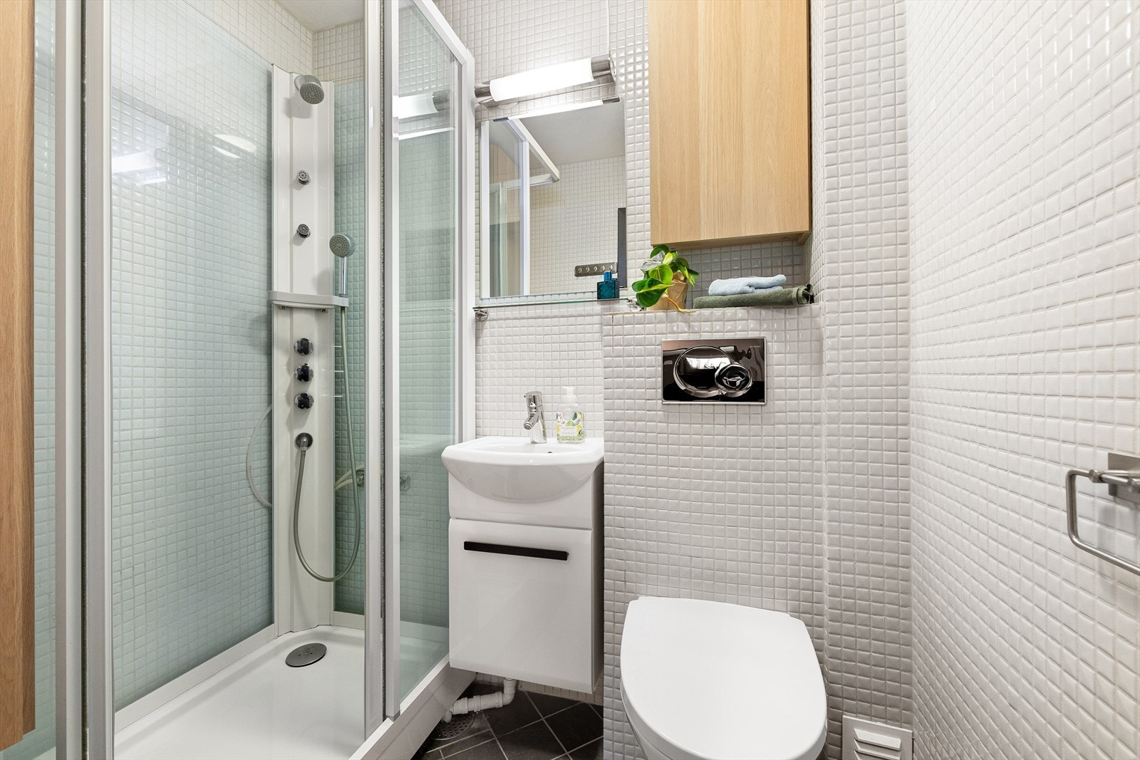 Lyst og flislagt baderom fra 2009. Galleribilde