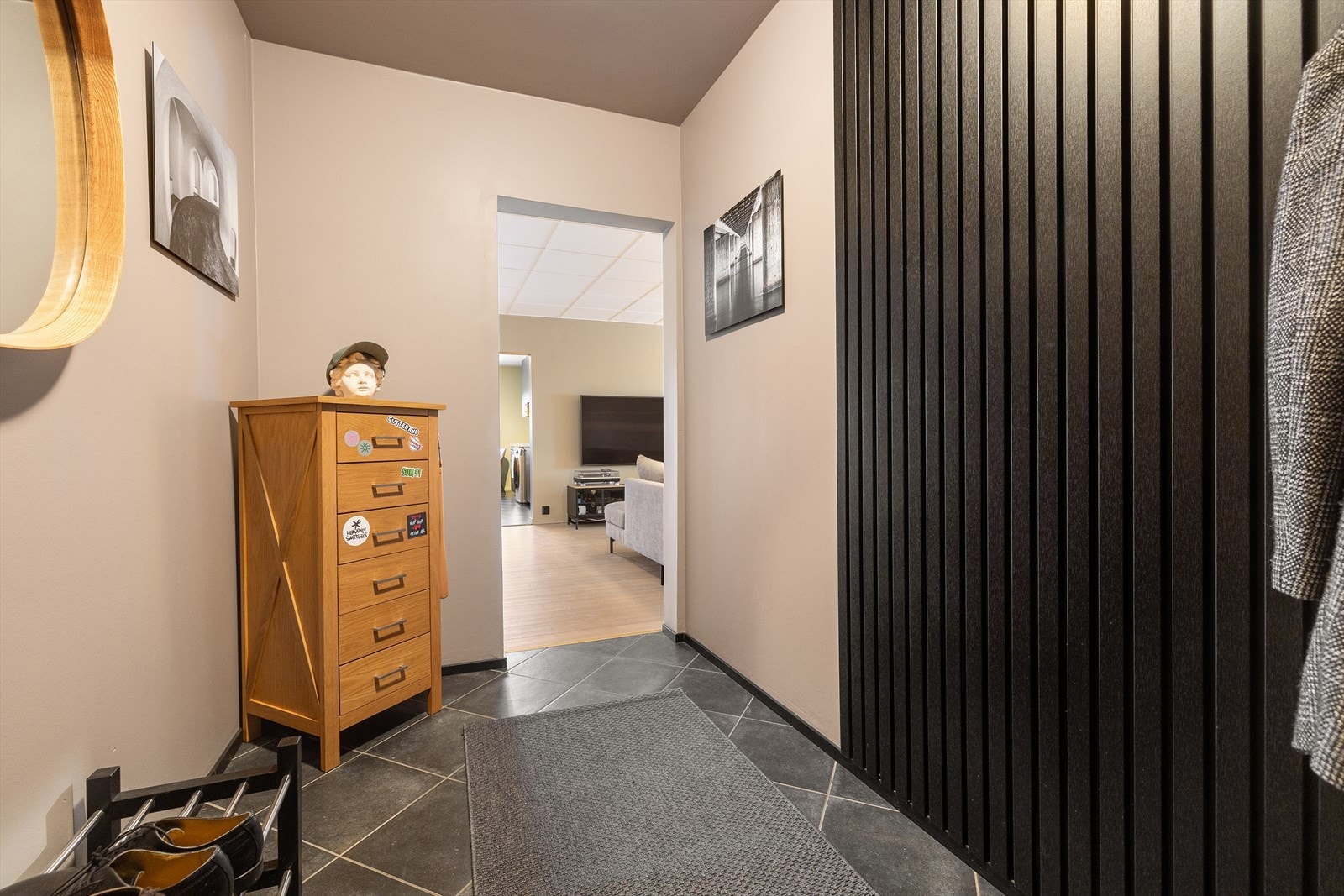 Entréen gir et godt førsteinntrykk av boligen. Galleribilde