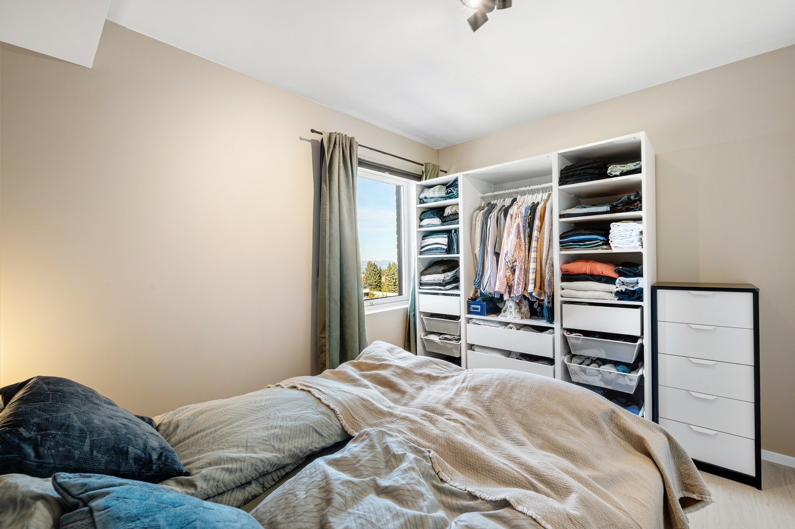 Det er god plass til dobbeltseng med nattbord på hver side. Det er også innredet med garderobeløsning. Galleribilde