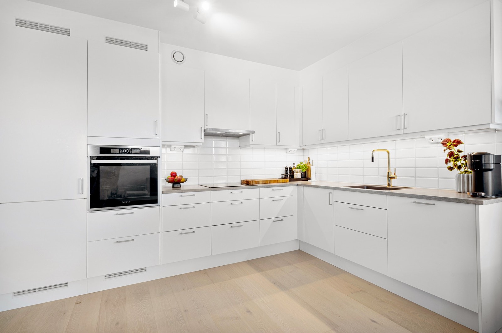 Leiligheten har en åpen løsning mellom stue og kjøkken som måler 25,5kvm. Galleribilde