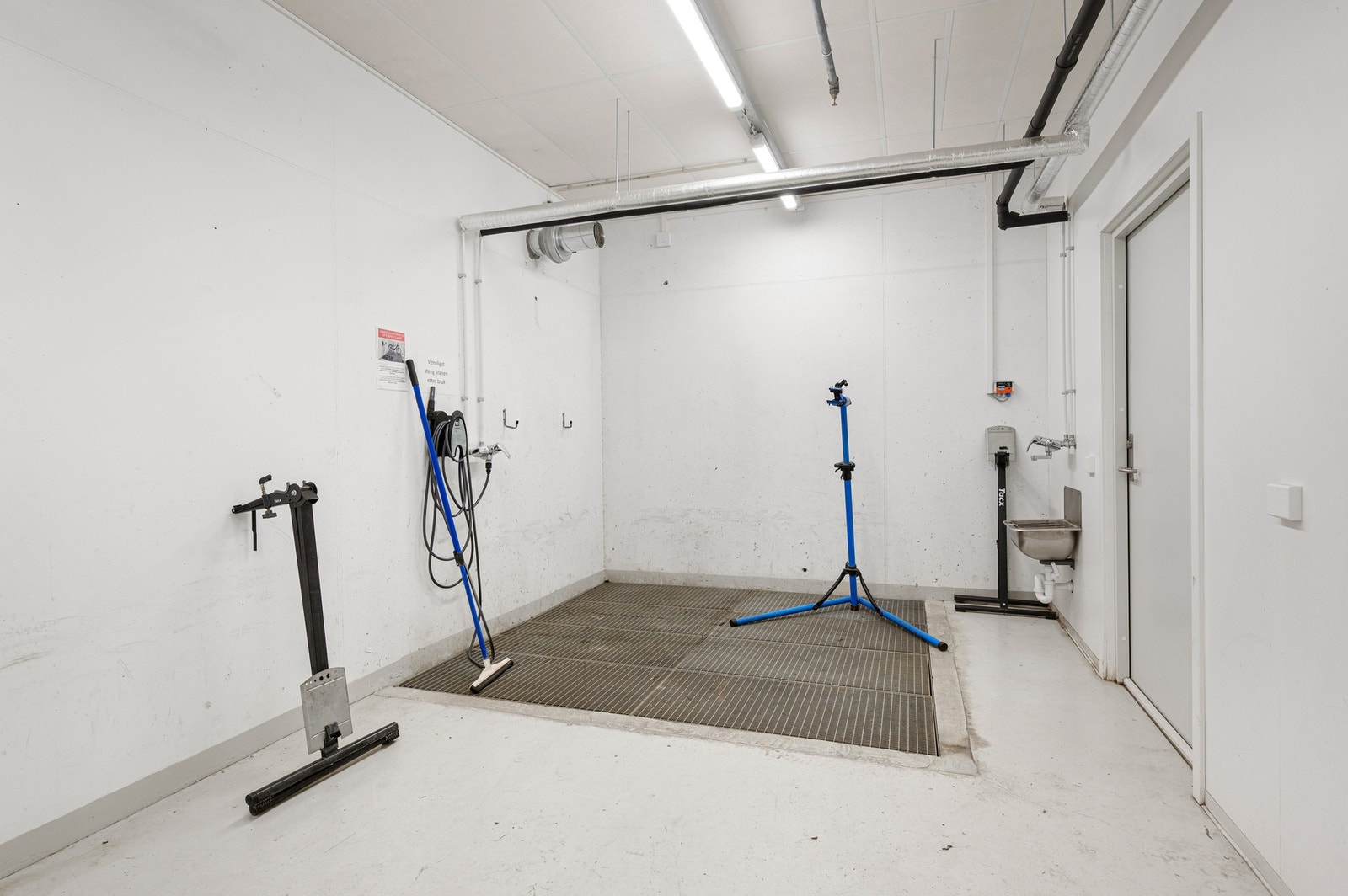 Felles vaskerom. Her kan man vaske sykkel, bildekk, hunder og div utsyr m.m. Galleribilde