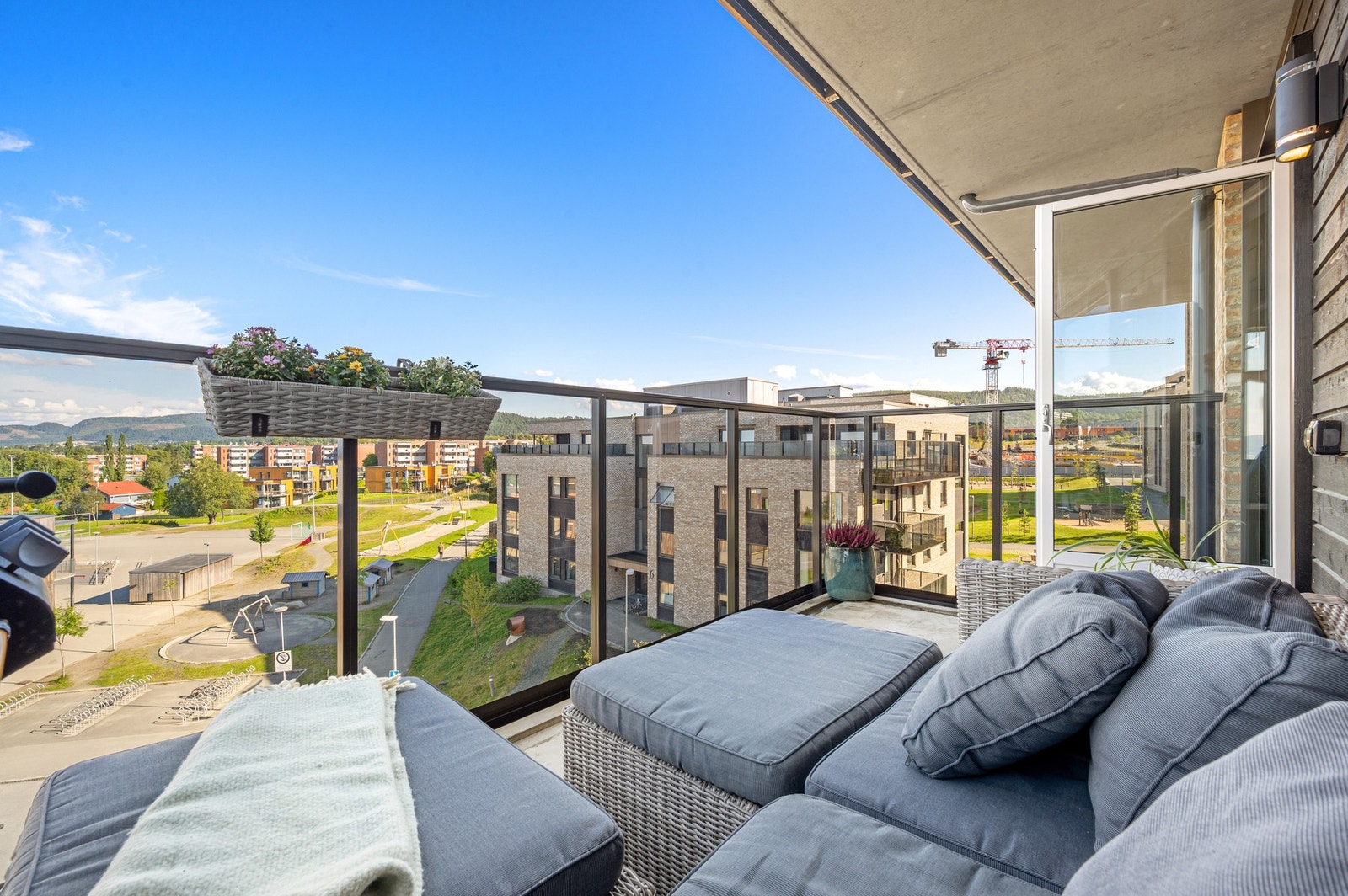 Her kan man nyte varme sommerdager med flott utsikt! Galleribilde