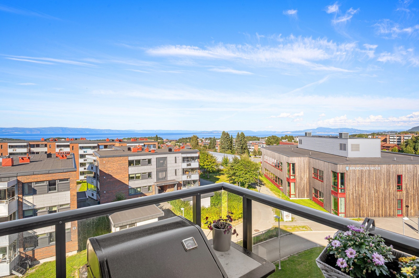 Leiligheten har en flott belliggenhet i 4.etg med gode utsiktsforhold. Galleribilde
