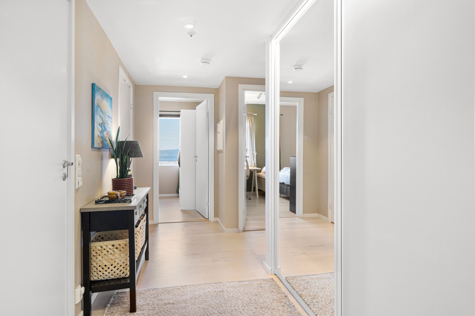 Entré er innredet med en praktisk skyvdørsgarderobe med god plass til alt av yttertøy og sko. Galleribilde