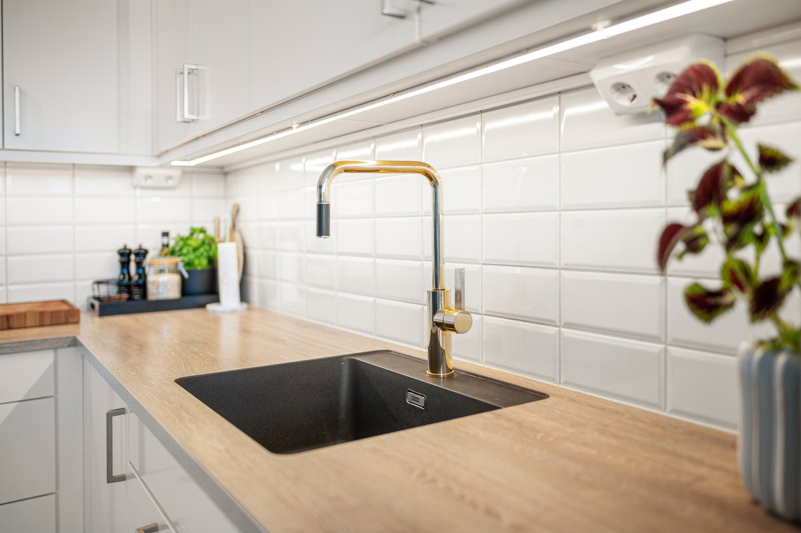 Det er integrert stekeovn, platetopp, kjøleskap og oppvaskmaskin. Selger har fryser i innvendig bod. Galleribilde