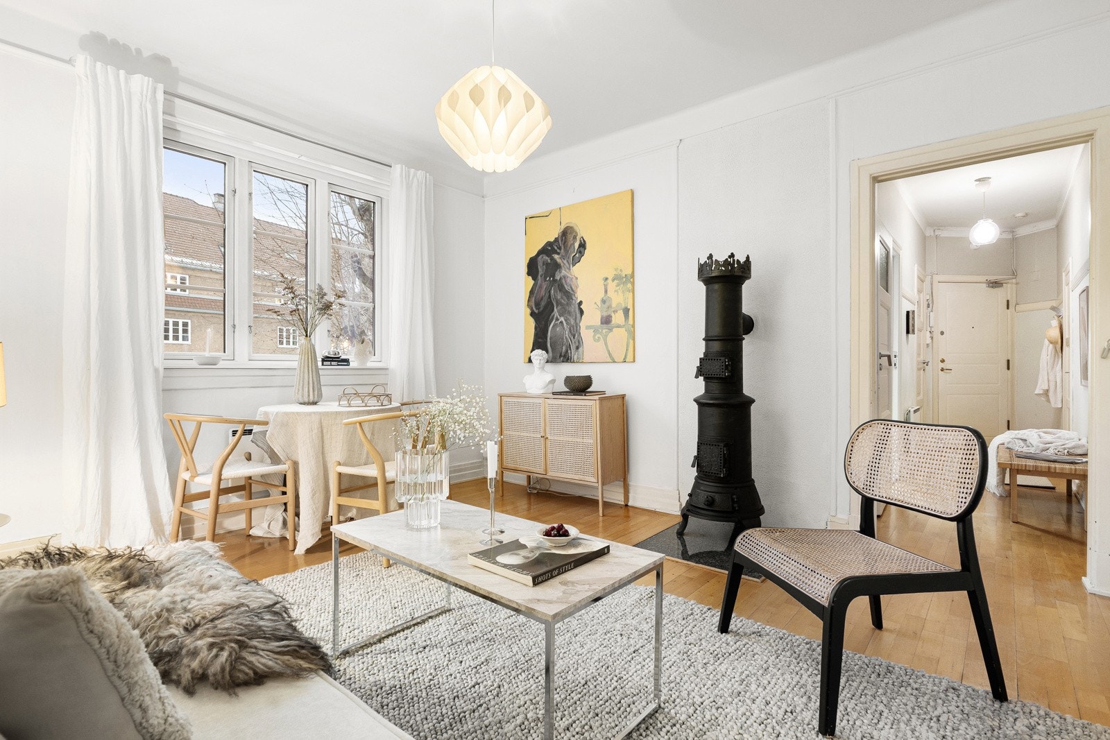 Romslig stue med klassiske detaljer og gjennomgående godt lys, som gir en behagelig og innbydende atmosfære. Galleribilde