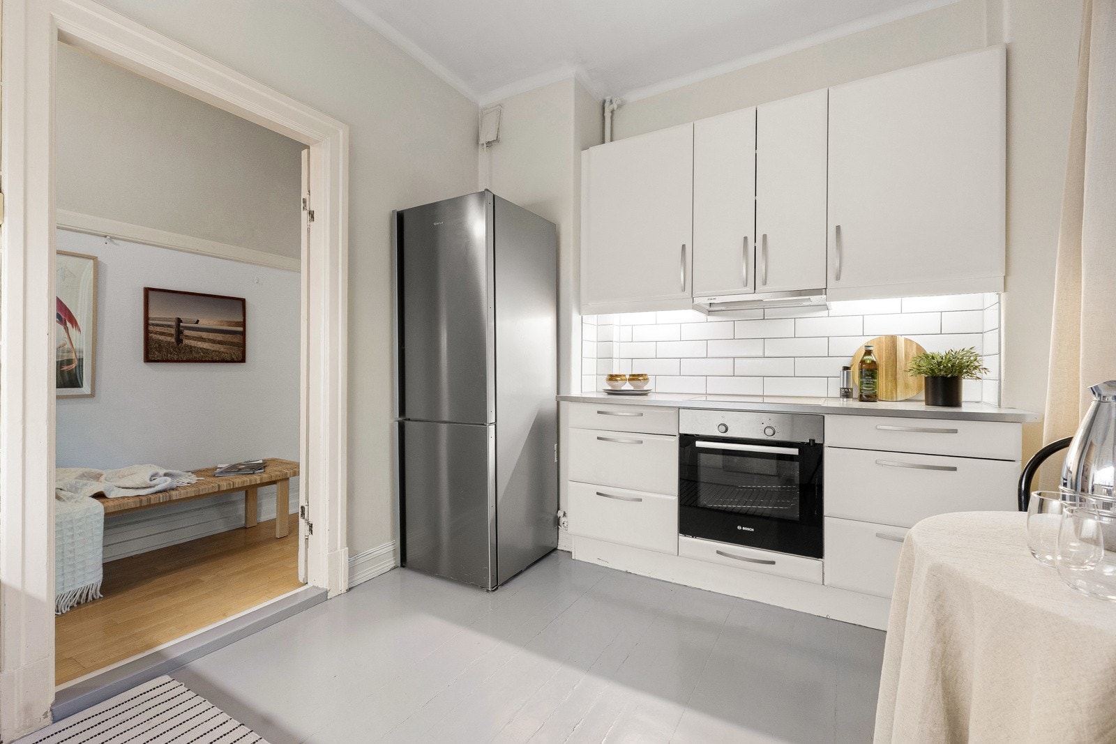 Kjøkken med JKE innredning, glatte fronter og laminat benkeplate, med godt arbeidsareal og funksjonell planløsning. Galleribilde