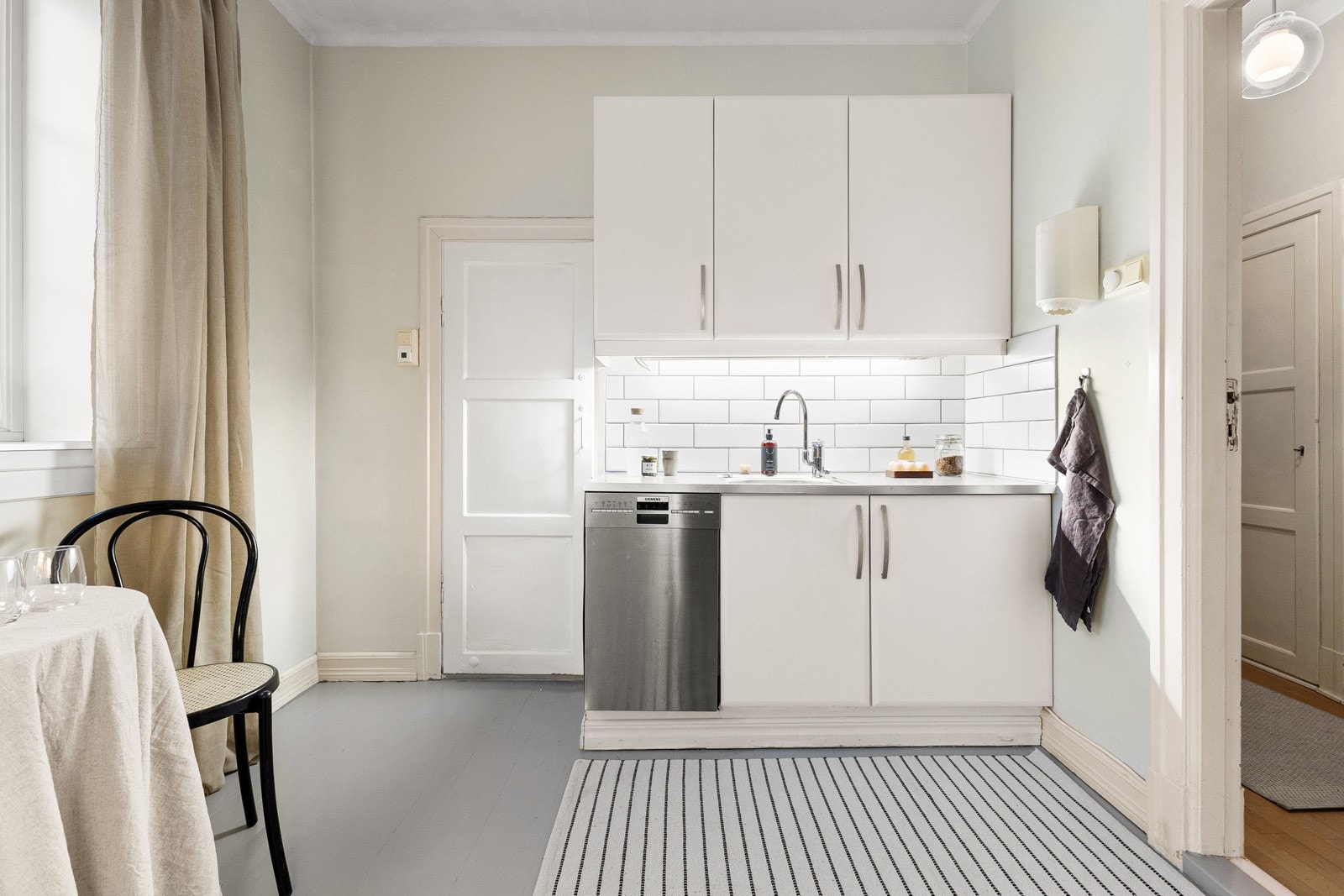 Kjøkkenet har rikelig med plass både på benk, i skuffer og skap. Galleribilde