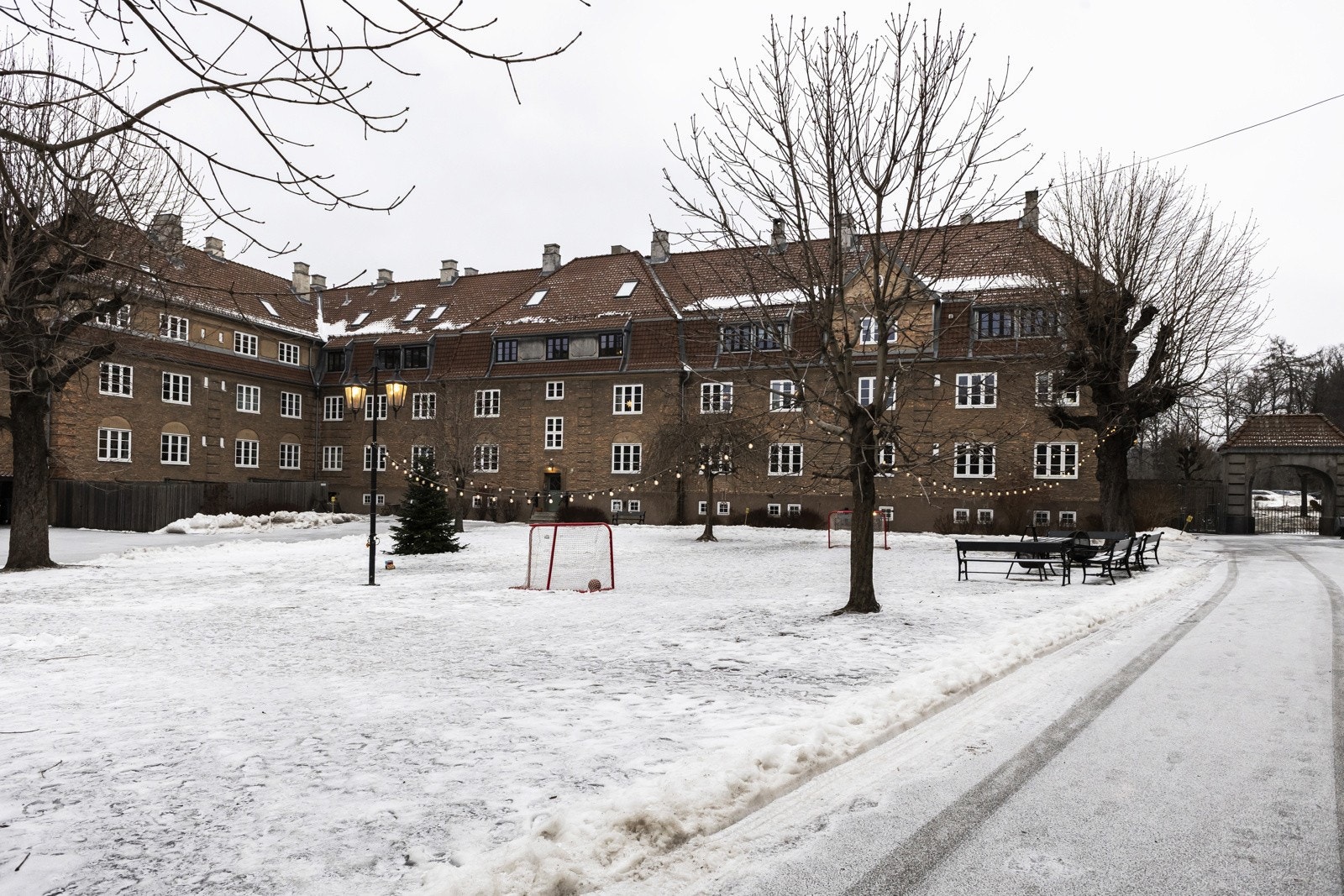 Fasade og indre tun som gir en tydelig hagebyfølelse med grønne og rolige omgivelser. Galleribilde