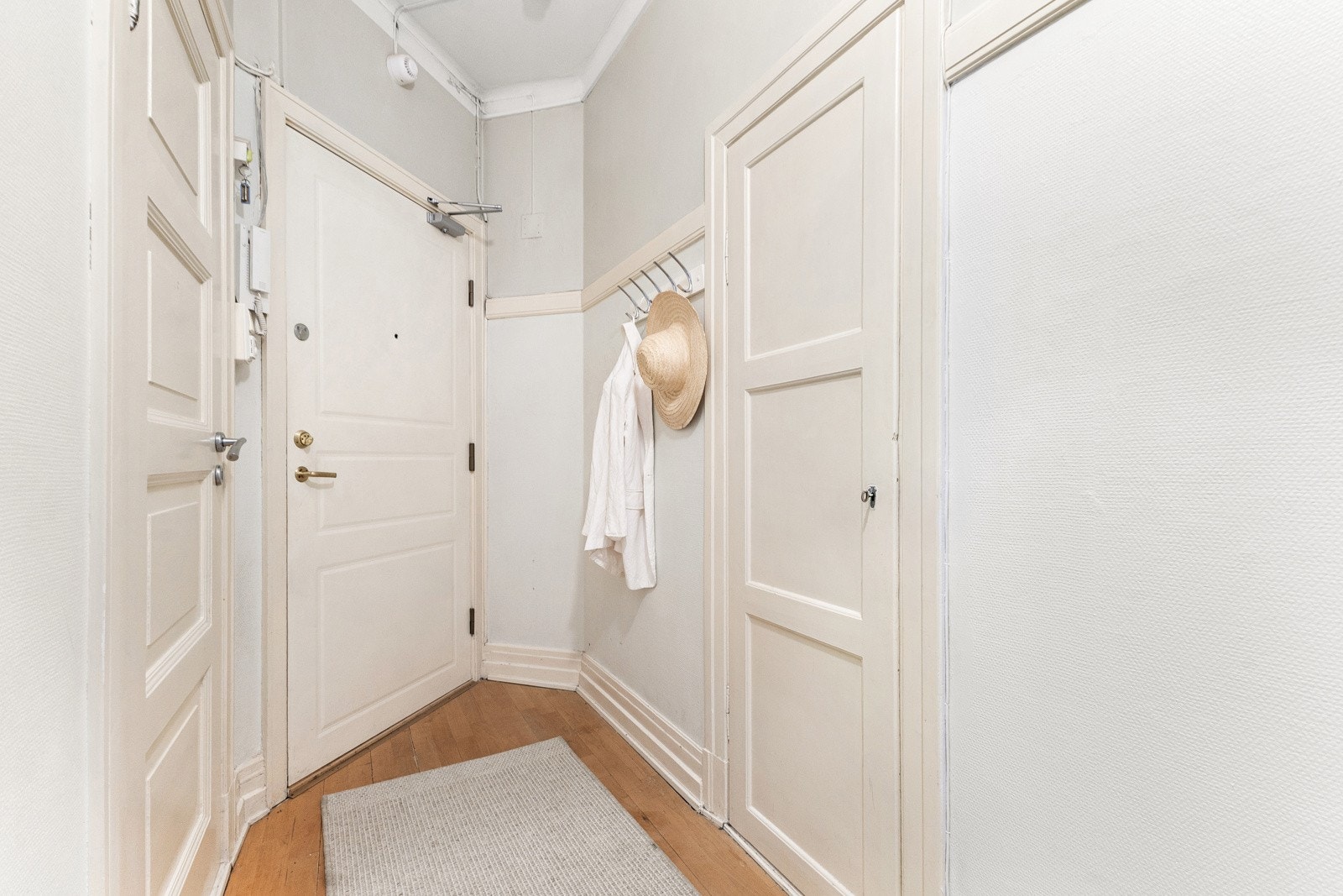 Velkommen inn! Ditt første møte med boligen er en praktisk entre. Galleribilde