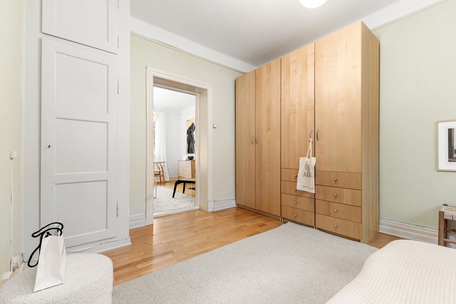 Det er også rikelig med garderobeplass. Galleribilde