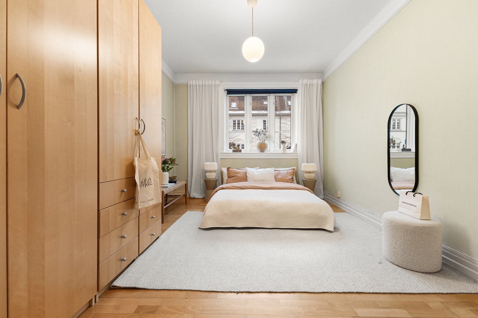 Soverom med integrerte garderobeløsninger som gir god oppbevaringsplass og et ryddig uttrykk. Galleribilde