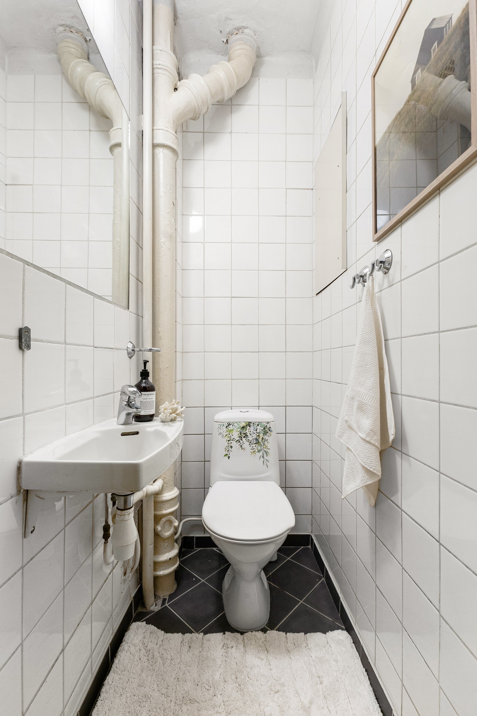 ISeparat toalettrom med servant og toalett, praktisk adskilt fra dusjrommet og med varmekabler i gulv. Galleribilde